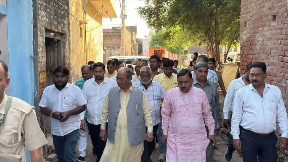 कासगंज-दहेली बुजुर्ग गांव पहुंचे पूर्व सांसद राजू भैया,सड़क दुर्घटना में पांच लोगों की हुई थी मौत,शोक संवेदना व्यक्त कर हर सम्भव मदद का दिया आस्वासन।