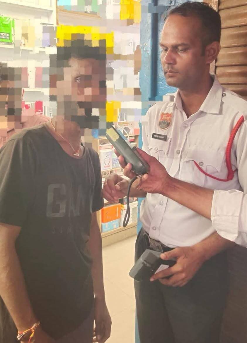 रेवाड़ी पुलिस ने ट्रैफिक नियम तोड़ने वालो के खिलाफ चलाया स्पेशल अभियान
-ड्रिंक एंड ड्राइव, तेज डीजे/प्रेशर हॉर्न बजाने, लेन चेंज नियमो की अवहेलना करने व बुलेट पटाखा छोड़ कर हवा बाजी करने वाले 1687 वाहन चालको पर कसा शिकंजा।
रेवाड़ी समाचार पंकज कुमार।
अतिरिक्त पुलिस महानिदेशक यातायात एवं हाईवे (हरियाणा) के आदेशानुसार व पुलिस अधीक्षक हेमेंद्र कुमार मीणा के दिशा-निर्देश पर गत 12 अक्टूबर से 18 अक्टूबर तक जिला रेवाड़ी पुलिस द्वारा ड्रिंक एंड ड्राइव, वाहन में तेज डीजे/प्रेशर हॉर्न बजाने, लेन चेंज नियमों की अवहेलना करने व बुलेट पटाखा छोड़ कर हवा बाजी करने वालों के खिलाफ स्पेशल अभियान चलाया गया।
रेवाड़ी पुलिस द्वारा सड़क सुरक्षा, यातायात अनुशासन और सार्वजनिक व्यवस्था को बनाए रखने के लिए यह विशेष अभियान चलाया गया। अभियान के दौरान नियमों का उल्लंघन करने वालों पर कड़ी और प्रभावी कार्रवाई की गई।
पुलिस अधीक्षक हेमेन्द्र कुमार मीणा ने बताया कि रेवाड़ी पुलिस ने इस सप्ताह के दौरान ड्रिंक एंड ड्राइव अभियान के तहत शराब पीकर वाहन चलाने वालों के खिलाफ सख्त कार्रवाई करते हुए 06 वाहन चालकों के चालान किए है। अक्सर देखने में आता है कि रात्रि के समय काफी वाहन चालक नशे में धुत होकर वाहन चलाते हैं जिससे वह अपने आप को तो खतरे में डालते ही हैं साथ में सड़क पर चल रहे अन्य वाहन चालक के लिए भी खतरा बन जाते है। शराब पीकर गाड़ी चलाना सड़क दुर्घटनाओं की बड़ी वजह बनता है और यह मोटर वाहन अधिनियम, 1988 की धारा 185 के तहत दंडनीय अपराध है।
पुलिस अधीक्षक हेमेन्द्र कुमार मीणा ने बताया कि कुछ लोग गाड़ी में तेज़ डीजे/प्रेशर हॉर्न बजाकर ध्वनि प्रदूषण करने के साथ-साथ लोगों में दहशत और असुविधा पैदा करते है। कई बार इस तरह की हरकतें सड़क दुर्घटनाओं का कारण भी बन जाती हैं। इस सप्ताह के दौरान रेवाड़ी पुलिस ने गाड़ी में तेज़ डीजे/प्रेशर हॉर्न बजाकर ध्वनि प्रदूषण करने वाले व बुलेट पटाखा छोड़ कर हवा बाजी करने वाले 19 वाहन चालको पर शिकंजा कसा है। उन्होंने बुलेट मोटरसाइकिल पर पटाखा छोड़ कर हवा बाजी करने वालों को सचेत करते हुए कहा कि अभी केवल रेवाड़ी पुलिस चालान ही कर रही है संभल जाएं अन्यथा इस अपराध के लिए मुकदमा का भी प्रावधान है।
इसके साथ ही रेवाड़ी पुलिस ने इस सप्ताह में लेन चेंज से सम्बंधित नियम की अवहेलना पर 1662 वाहन चालकों के चालान किए गए।
पुलिस अधीक्षक ने कहा है कि रेवाड़ी पुलिस आमजन को विश्वास दिलाती है कि शहर में कानून-व्यवस्था और सुरक्षा के साथ कोई समझौता नहीं किया जाएगा। जो भी व्यक्ति नियमों का उल्लंघन करेगा, उसके खिलाफ सख्त कार्रवाई की जाएगी। साथ ही उन्होंने नागरिकों से अपील है कि गाड़ियों में ब्लैक फिल्म का प्रयोग न करें। नशे की हालत में वाहन चलाकर अपनी और दूसरों की जान जोखिम में न डालें। बुलेट मोटरसाइकिल पर पटाखा छोडने व ध्वनि प्रदूषण करने से बचें। रेवाड़ी पुलिस सुरक्षित, अनुशासित और शांतिपूर्ण वातावरण बनाए रखने के लिए निरंतर कार्यरत है और ऐसे अभियान भविष्य में भी जारी रहेंगे।