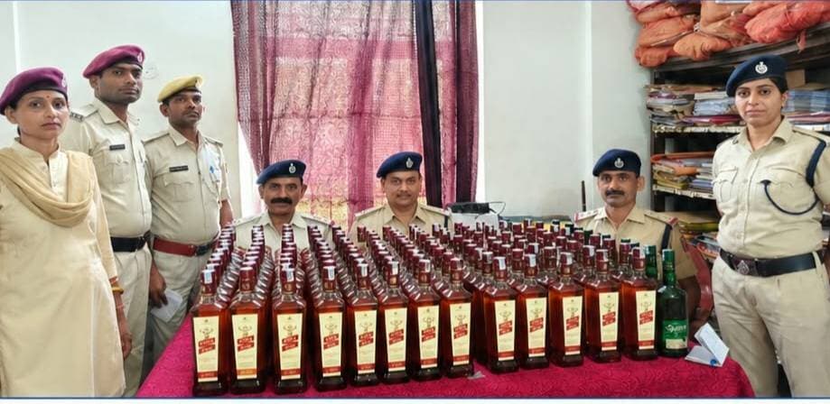 मोकामा स्टेशन पर RPF द्वारा आज जयनगर उधना एक्सप्रेस से कई बैग में विदेशी शराब बरामद किया गया है। ट्रेन पर यात्रा करने वाले यात्री ने रेलपुलिस को लावारिस बैग होने की सूचना दी, जिसके बाद उसे मोकामा स्टेशन पर उतारा गया, उसमें भारी मात्रा में शराब पेपर में पैक थे।
#Mokama #Patna #Bihar #railway