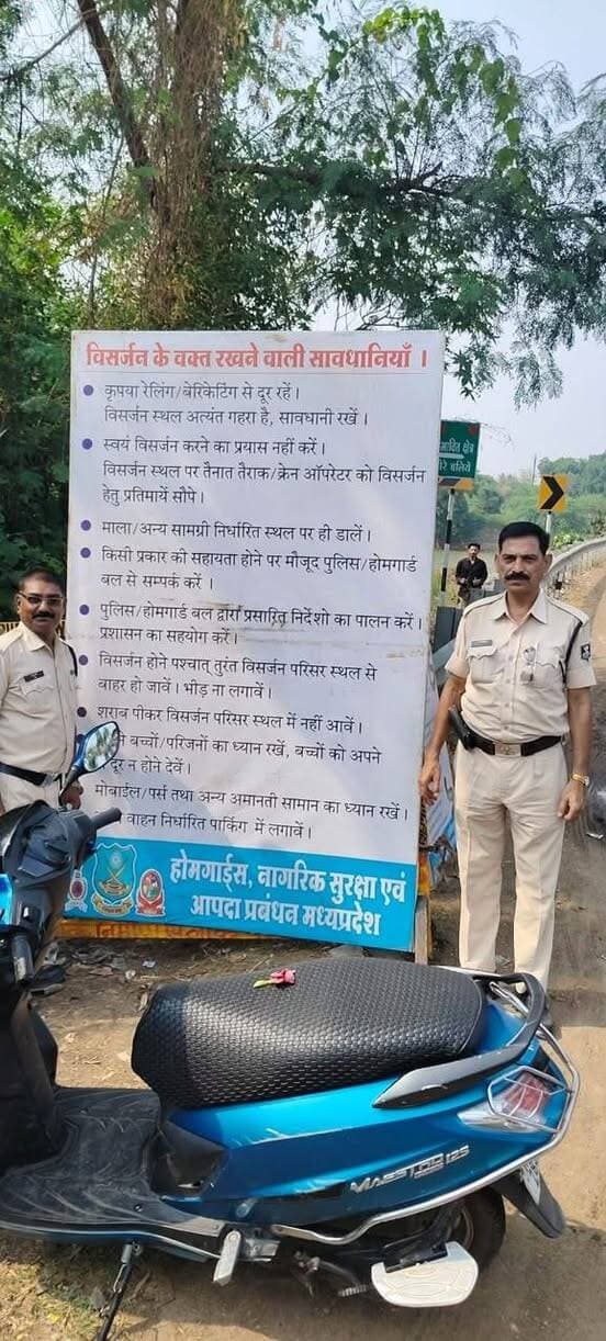 विसर्जन स्थलों पर होमगार्ड्स-एसडीईआरएफ और वॉलंटियर्स मुस्तैद
---
माँ दुर्गा प्रतिमा विसर्जन के दौरान श्रद्धालुओं की सुरक्षा एवं सुरक्षित विसर्जन व्यवस्था सुनिश्चित करने के लिए जिला प्रशासन द्वारा व्यापक सुरक्षा इंतजाम किए गए हैं। डिस्ट्रिक्ट कमांडेंट होमगार्ड्स द्वारा बताया गया कि नागरिक सुरक्षा एवं एसडीईआरएफ जिला खंडवा श्री आशीष कुमार कुशवाहा के निर्देशन में लगभग 50 होमगार्ड्स एवं एसडीईआरएफ जवानों तथा 100 से अधिक वॉलंटियर्स को निर्धारित विसर्जन स्थलों पर तैनात किया गया है।
एसडीईआरएफ जिला खंडवा श्री आशीष कुमार कुशवाहा ने बताया कि कंपनी कमांडर, प्लाटून कमांडर एवं हवलदारों के समन्वय से तैनात दल घाट सुरक्षा, जल दुर्घटनाओं की रोकथाम, भीड़ प्रबंधन, कानून-व्यवस्था में सहयोग तथा आपात स्थिति में त्वरित राहत एवं बचाव कार्यों के लिए मुस्तैद है।उन्होंने बताया कि विसर्जन व्यवस्था को सुरक्षित एवं प्रभावी बनाने के लिए डिस्ट्रिक्ट कमांडेंट द्वारा जवानों, अधिकारियों, कर्मचारियों एवं वॉलंटियर्स की प्रत्यक्ष तथा वीडियो कॉन्फ्रेंस के माध्यम से ब्रीफिंग की गई। इस दौरान ड्यूटी के प्रति सतर्कता, आपसी समन्वय, सुरक्षा उपकरणों की उपलब्धता, सतत निगरानी तथा किसी भी आपात स्थिति में त्वरित कार्रवाई सुनिश्चित करने के निर्देश दिए गए।
जिला प्रशासन ने श्रद्धालुओं से अपील की है कि वे निर्धारित सुरक्षित विसर्जन स्थलों पर ही प्रतिमाओं का विसर्जन करें, गहरे पानी, तेज बहाव एवं प्रतिबंधित क्षेत्रों में जाने से बचें तथा होमगार्ड्स, एसडीईआरएफ, पुलिस एवं अन्य सुरक्षा कर्मियों के निर्देशों का पालन कर विसर्जन पर्व को सुरक्षित, शांतिपूर्ण एवं व्यवस्थित बनाने में सहयोग करें।
Jansampark Madhya Pradesh
General Administration Department, MP
Home Department of Madhya Pradesh
SP Khandwa
#khandwa