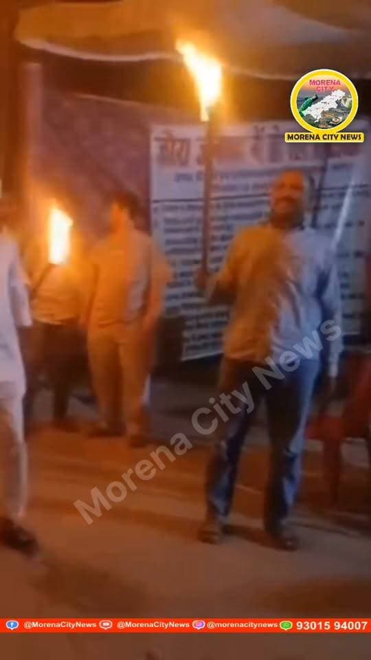 जौरा जनपद में कथित करोड़ों के भ्रष्टाचार पर घमासान, 3 सदस्य आमरण अनशन पर; मशाल जुलूस निकालकर जताया विरोध
मुरैना। जौरा जनपद पंचायत में कथित करोड़ों रुपए के भ्रष्टाचार की जांच और दोषियों पर कार्रवाई की मांग को लेकर 13 सदस्य आंदोलन कर रहे हैं। 13 अक्टूबर से जारी धरने के सातवें दिन प्रदर्शनकारियों ने धरना स्थल बदलकर एसडीएम कार्यालय कर दिया। सोमवार शाम करीब 8 बजे जौरा कस्बे में मशाल जुलूस निकालकर विरोध जताया। तीन सदस्य मुवीन खान, सोनू निगम और ओमप्रकाश सिकरवार आमरण अनशन पर हैं। प्रदर्शनकारियों ने चेतावनी दी है कि अगले सात दिन एसडीएम कार्यालय पर धरना देने के बाद कलेक्टर कार्यालय पहुंचकर आंदोलन करेंगे। इसके बाद भोपाल में प्रदर्शन करने पर निर्णय लिया जाएगा।
#जौरा #मुरैना #morena