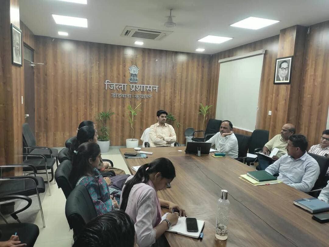 *पंचायती राज आम चुनाव-2026*
*जिला निर्वाचन अधिकारी ने की पंचायती राज आम चुनाव की तैयारियों की समीक्षा*
*चुनाव कार्यों के सुचारू संचालन के लिए विभिन्न प्रकोष्ठ प्रभारियों को दिए आवश्यक निर्देश*
डीडवाना-कुचामन, 19 अक्टूबर। जिला निर्वाचन अधिकारी अवधेश मीना की अध्यक्षता में सोमवार को कलेक्ट्रेट सभागार में आगामी पंचायती राज आम चुनाव-2026 के संबंध में गठित विभिन्न प्रकोष्ठों के कार्यों एवं तैयारियों की समीक्षा को लेकर बैठक आयोजित की गई। बैठक में निर्वाचन प्रक्रिया से जुड़े विभिन्न कार्यों की प्रगति पर चर्चा करते हुए संबंधित अधिकारियों एवं कार्मिकों को आवश्यक दिशा-निर्देश दिए गए।
बैठक में जिला निर्वाचन अधिकारी ने सभी प्रकोष्ठ प्रभारी अधिकारियों को निर्देश दिए गए कि निर्वाचन आयोग के दिशा-निर्देशों की अक्षरशः पालना सुनिश्चित करते हुए सौंपे गए दायित्वों का समयबद्ध एवं प्रभावी रूप से निर्वहन किया जाए। निर्वाचन कार्य में किसी प्रकार की लापरवाही नहीं बरती जाए तथा सभी प्रकोष्ठ आपसी समन्वय, निष्ठा एवं ईमानदारी के साथ कार्य करें।
जिला निर्वाचन अधिकारी ने निर्देश दिए कि मतदान केन्द्रों पर आवश्यक मूलभूत सुविधाएं बिजली, स्वच्छ पेयजल, सफाई, शौचालयों, सुरक्षा आदि के पुख्ता इंतजामात करने के निर्देश संबंधित अधिकारियों को दिए हैं।
इस दौरान उन्होंने निर्वाचन प्रक्रिया के तहत मतदाता सूचियों के अद्यतन एवं पुनरीक्षण, मतदान केन्द्रों की व्यवस्थाओं, मतदान दलों के गठन एवं प्रशिक्षण, निर्वाचन सामग्री, ईवीएम, कानून-व्यवस्था, परिवहन, कार्मिक व्यवस्था, मतदाता जागरूकता, सूचना प्रौद्योगिकी, नियंत्रण कक्ष तथा निर्वाचन संबंधी अन्य व्यवस्थाओं की समीक्षा की। साथ ही मतदान प्रक्रिया में अधिक से अधिक मतदाताओं की सहभागिता सुनिश्चित करने के लिए मतदाता जागरूकता गतिविधियों को प्रभावी रूप से संचालित करने पर जोर दिया गया।
इस दौरान उप जिला निर्वाचन अधिकारी रतन कुमार,जिला परिषद् के अतिरिक्त मुख्य कार्यकारी अधिकारी खुमाराम सारण सहित संबंधित प्रकोष्ठ प्रभारी अधिकारी उपस्थित थे।