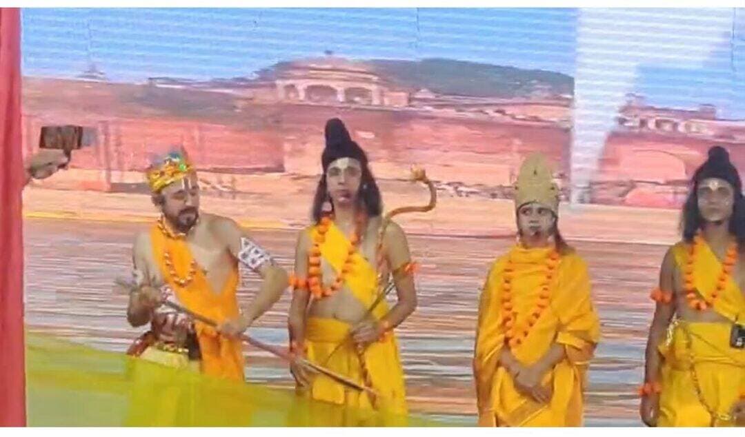 श्री राम नाट्य क्लब बदरी नगर की रामलीला मंचन में राजा दशरथ का स्वर्गवास , खेवट का चरण पखारना, भारत मिलाप दृश्यों का मंचन किया गया । सभी कलाकारों बहुत ही सुंदर भाव से अपनी अपनी भूमिकाएं निभाई । ललित शाह द्वारा हनुमान की झांकी को दर्शकों ने भरपूर समर्थन दिया और विशाल जन समूह जय श्रीराम के जयघोष से गुंजायमान हो गया । इस अवसर पर श्री धनवीर कपूर , श्री बृजेश शर्मा, श्री रजनीश खपड़ा, श्री जीवन जोशी, श्री सोमनाथ अग्रवाल , श्री राजकुमार , श्री राकेश कुमार , श्री नवीन निश्चल , श्री नरेश वर्मा, श्री हरिपाल, श्री प्रमोद कुमार श्री सुभाष , श्री अजीत सिंह , श्री नवीन कौशिक श्री ललित शाह, श्री अनिल , श्री सुशील, श्री विशाल वर्मा ,श्री संजीव मेहता , श्री संजीव भारद्वाज , श्री बलबीर धीमान, श्री ललित कुमार , श्री हरि सिंह , श्री रणजीत सिंह , श्री जसबीर सिंह, श्री दीपक खपड़ा श्री नीरज , श्री दर्शन माटा आदि उपस्थित थे । इसके अतिरिक्त अन्य सभी कलाकारों ने उत्कृष्ट रूप से अपने अपने पात्रों को निभाया और दर्शकों को मंत्रमुग्ध किया और उपस्थित विशाल जनसमूह ने स्थानीय कलाकारों का भरपूर समर्थन किया एवं हौंसला बढ़ाया और कमेटी के अध्यक्ष धनवीर कपूर व सचिव पंकज शर्मा ने बताया कि क्लब द्वारा आयोजित रामलीला को और अधिक आकर्षक बनाया जाएगा ताकि अधिक से अधिक राम भक्तों का मनोरंजन ही सके।