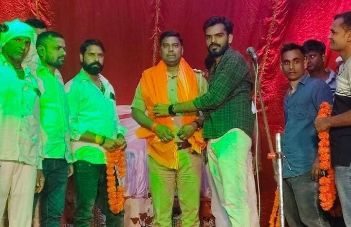 बसनिया रामलीला का थाना प्रभारी राजीव कुमार पांडेय ने किया उद्घाटन
भांवरकोल। स्थानीय थाना क्षेत्र के बसनिया गांव में आयोजित श्रीरामलीला महोत्सव में भांवरकोल थाना प्रभारी राजीव कुमार पांडेय ने फीता काटकर रामलीला मंचन का उद्घाटन किया। इस दौरान उन्होंने ग्रामीणों और रामलीला कमेटी के सदस्यों को विजयादशमी की शुभकामनाएं देते हुए पर्व को शांति, सौहार्द और आपसी भाईचारे के साथ मनाने की अपील की।
अपने संबोधन में थाना प्रभारी राजीव कुमार पांडेय ने कहा कि दशहरा बुराई पर अच्छाई की जीत का प्रतीक है। सभी लोग एक-दूसरे का सम्मान करते हुए शांतिपूर्ण ढंग से त्योहार मनाएं। उन्होंने रामलीला आयोजन में आमंत्रित करने के लिए कमेटी के सदस्यों और ग्रामीणों का आभार भी जताया।
इस दौरान थाना प्रभारी ने महिला सशक्तीकरण और महिलाओं की सुरक्षा को लेकर भी जागरूक किया। उन्होंने कहा कि महिलाओं को अपने अधिकारों और सुरक्षा के प्रति जागरूक रहना चाहिए। क्षेत्र में शांति व्यवस्था बनाए रखने में सभी लोग पुलिस का सहयोग करें। किसी भी प्रकार की समस्या या परेशानी होने पर थाने से संपर्क करें, पुलिस आवश्यक कार्रवाई करेगी।
कार्यक्रम में ग्राम प्रधान निशांत पासवान, शंभू पांडेय, शिवम पांडेय, विकास पांडेय, विकास सिंह, प्रेमचंद राम, शुभम सिंह, दद्री नारायण, राहुल सिंह, अभय मिश्रा और आशीष मिश्रा सहित रामलीला कमेटी के सदस्य एवं सम्मानित ग्रामीण उपस्थित रहे।