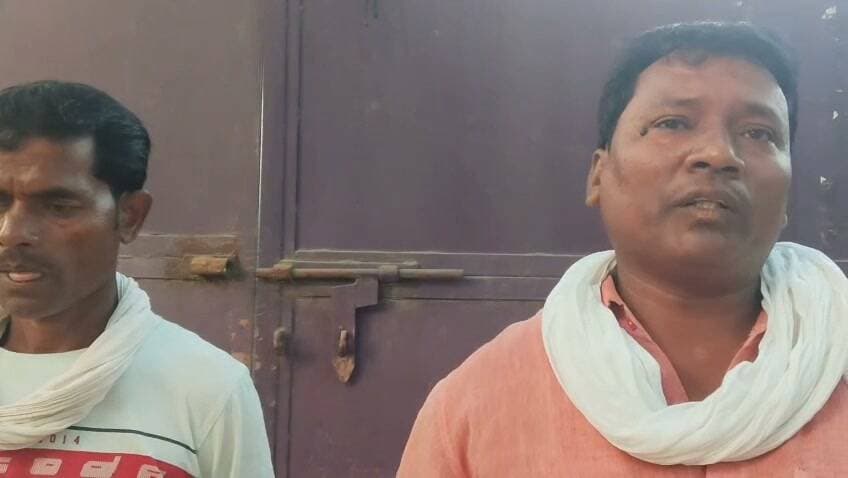 गाजीपुर: एससी-एसटी केस में सुलह नहीं तो फसल पर हमला! मच्छटी में दलित बस्ती की मिर्च की फसल उखाड़ने का आरोप
भांवरकोल (गाजीपुर)। थाना भांवरकोल क्षेत्र के मच्छटी गांव में दलित बस्ती की मिर्च की फसल उखाड़ने का आरोप सामने आया है। मामले को लेकर गांव में चर्चा तेज है। आरोप है कि एससी-एसटी एक्ट से जुड़े मामले में सुलह न होने के बाद फसल को निशाना बनाया गया।
मच्छटी ग्राम प्रधान प्रतिनिधि संजय राम की ओर से इस मामले को उठाया गया है। आरोपों के मुताबिक, दलित बस्ती के लोगों की मिर्च की फसल उखाड़कर नुकसान पहुंचाया गया। घटना के पीछे पुराने विवाद और एससी-एसटी मामले में सुलह का दबाव होने की आशंका जताई जा रही है। UP Police Dig Varanasi Range PMO India Suneel Singh Yadav
हालांकि, घटना के संबंध में संबंधित पक्षों का विस्तृत बयान और पुलिस की आधिकारिक पुष्टि सामने आना बाकी है। मामले में निष्पक्ष जांच के बाद ही घटना की वास्तविक वजह स्पष्ट हो सकेगी।
अब सवाल यह है कि क्या दलित परिवारों की फसल को नुकसान पहुंचाने के आरोपों की निष्पक्ष जांच होगी और पीड़ितों को न्याय मिलेगा?#Ghazipur #भांवरकोल #मच्छटी #SCSTAct #दलितबस्ती #मिर्चकीफसल #गाजीपुरन्यूज #UPNews #पत्रकारराहुलपटेल