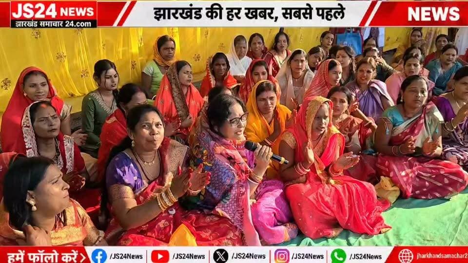 सिमडेगा उपायुक्त कंचन सिंह तामड़ा स्थित दुर्गा पूजा पंडाल पहुंचकर उन्होंने महिलाओं के साथ बैठकर खुद गए भजन