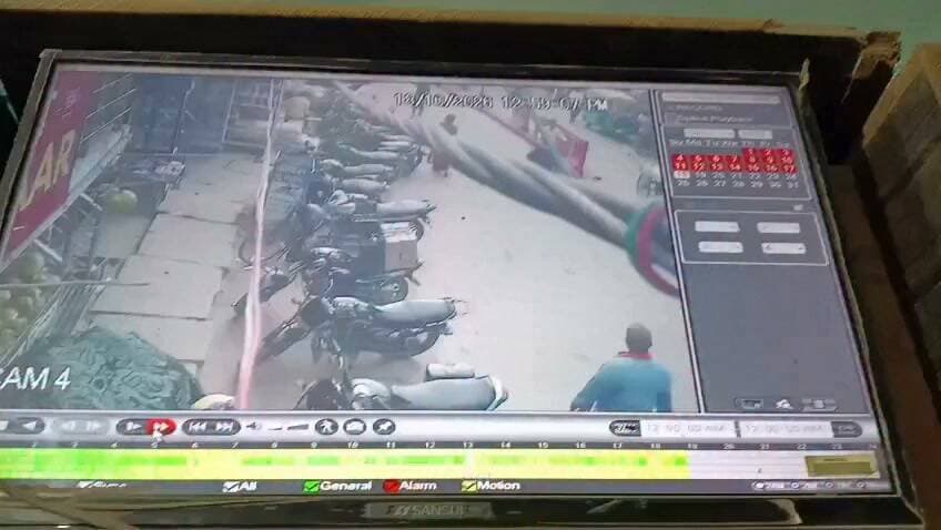 अगर आपको लगता है कि आपने सीसीटीवी के सामने बाइक खड़ा किया है और सुरक्षित है तो "चोरी का वीडियो देखिए" मोहनिया का है। जहां पुलिस की मौजूद बहुत ज़्यादा है पूजा की वजह से लेकिन चोर तो चोर ही है..