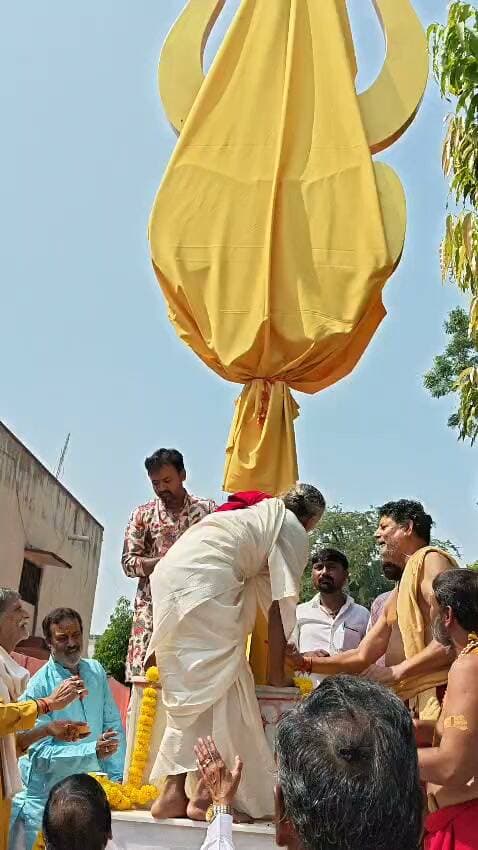 उपनगर पुर में 21 फीट ऊंचे भव्य त्रिशूल की स्थापना, हर-हर महादेव के जयकारों से गूंजा नीलकंठ महादेव मंदिर परिसर
जागेटिया परिवार की ओर से 300 किलो वजनी त्रिशूल स्थापित, पंचमुखी दरबार के महंत लक्ष्मण दास जी त्यागी महाराज एवं पंडितों ने विधि-विधान से संपन्न कराया धार्मिक अनुष्ठान
पुर (भीलवाड़ा):राजकुमार गोयल उपनगर पुर स्थित श्री नीलकंठ महादेव मंदिर परिसर में जागेटिया परिवार की ओर से भगवान भोलेनाथ के प्रति अटूट श्रद्धा एवं भक्ति भाव के साथ 21 फीट ऊंचे और 300 किलोग्राम वजनी भव्य त्रिशूल की स्थापना की गई। इस अवसर पर पंचमुखी दरबार के महंत लक्ष्मण दास जी त्यागी महाराज एवं पंडितों द्वारा विधि-विधानपूर्वक पूजा-अर्चना और धार्मिक अनुष्ठान संपन्न करवाकर त्रिशूल की स्थापना की गई। धार्मिक आयोजन के दौरान मंदिर परिसर भक्तिमय वातावरण से सराबोर रहा और हर-हर महादेव के जयकारे गूंज उठे।
भगवान शिव के प्रमुख प्रतीकों में शामिल त्रिशूल की स्थापना श्रद्धालुओं के लिए विशेष आस्था और श्रद्धा का केंद्र रही। 21 फीट ऊंचे तथा 300 किलो वजनी इस विशाल त्रिशूल की भव्यता ने मंदिर परिसर की धार्मिक शोभा को और बढ़ा दिया। पूजा-अर्चना एवं वैदिक मंत्रोच्चार के बीच विधि-विधान से संपन्न हुए इस आयोजन में भगवान नीलकंठ महादेव के प्रति श्रद्धालुओं की अटूट आस्था देखने को मिली।
यह धार्मिक आयोजन जागेटिया परिवार की ओर से परम श्रद्धेय स्वर्गीय श्रीमान नंदलाल जागेटिया की स्मृति, उनके प्रति श्रद्धा तथा उनके आशीर्वाद की भावना के साथ आयोजित किया गया। परिवार की ओर से भगवान भोलेनाथ के समक्ष भव्य त्रिशूल स्थापित कर धर्म एवं आस्था के प्रति अपनी श्रद्धा व्यक्त की गई।
प्रसाद-भोज का भी हुआ आयोजन
त्रिशूल स्थापना के पावन अवसर पर श्रद्धालुओं के लिए प्रसाद-भोज का आयोजन भी किया गया। भगवान भोलेनाथ की आराधना के साथ आयोजित इस धार्मिक कार्यक्रम में प्रसाद ग्रहण कर श्रद्धालुओं ने पुण्य लाभ प्राप्त किया।
आस्था और भक्ति का प्रतीक बना विशाल त्रिशूल
श्री नीलकंठ महादेव मंदिर परिसर में स्थापित यह भव्य त्रिशूल क्षेत्र में श्रद्धालुओं के आकर्षण का केंद्र बना हुआ है। महंत लक्ष्मण दास जी त्यागी महाराज एवं पंडितों के सान्निध्य में विधि-विधानपूर्वक संपन्न हुआ यह धार्मिक अनुष्ठान भगवान शिव के प्रति श्रद्धा, भक्ति और समर्पण का प्रतीक बना।
जागेटिया परिवार की इस धार्मिक पहल से मंदिर परिसर में आध्यात्मिक वातावरण और अधिक भक्तिमय हो गया।
हर-हर महादेव! जय श्री नीलकंठ महादेव!
स्थान: श्री नीलकंठ महादेव मंदिर परिसर, उपनगर पुर, भीलवाड़ा (राजस्थान)
भीलवाड़ा तरंग न्यूज़
