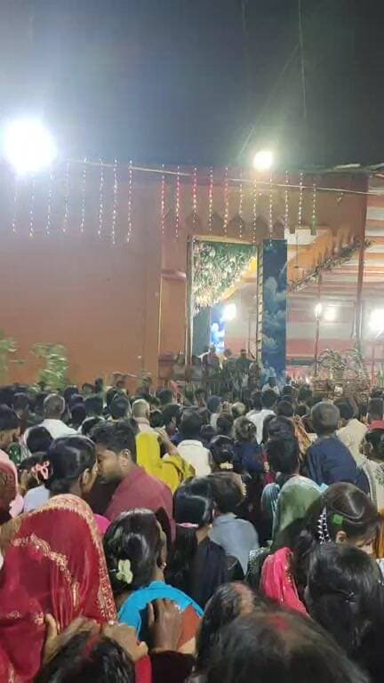 सुरसंड में ऐतिहासिक दुर्गा पूजा को लेकर श्रद्धालुओं की भीड़।