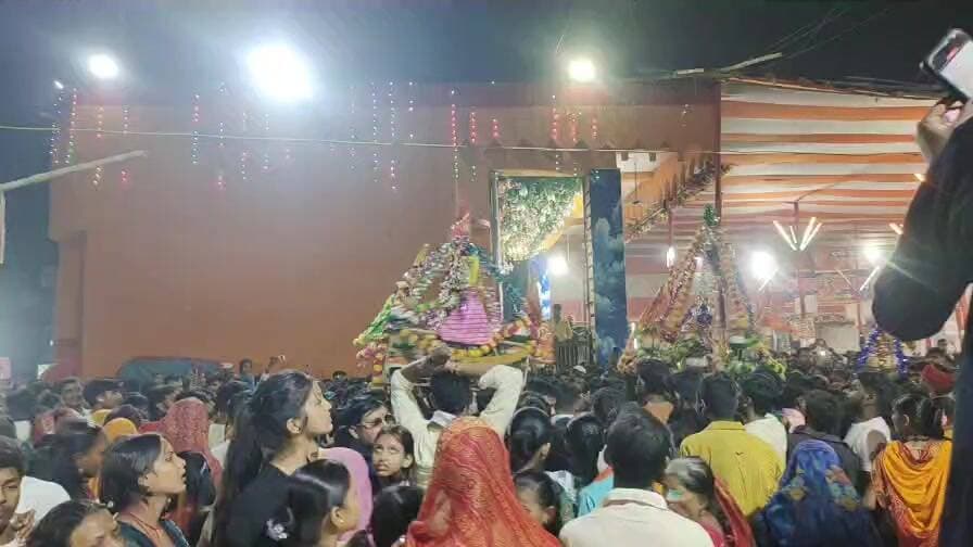 सुरसंड में ऐतिहासिक दुर्गा पूजा को लेकर श्रद्धालुओं की भीड़।