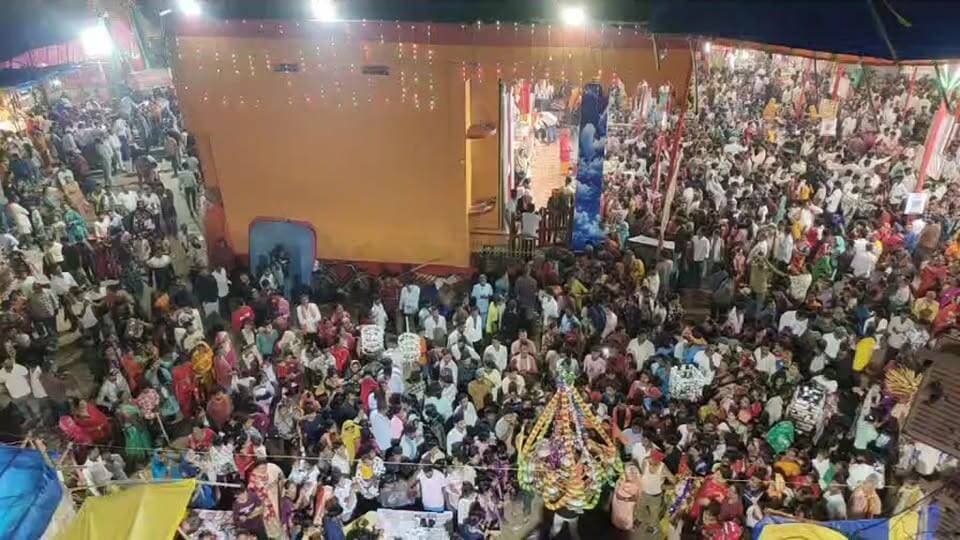 सुरसंड में ऐतिहासिक दुर्गा पूजा को लेकर श्रद्धालुओं की भीड़।