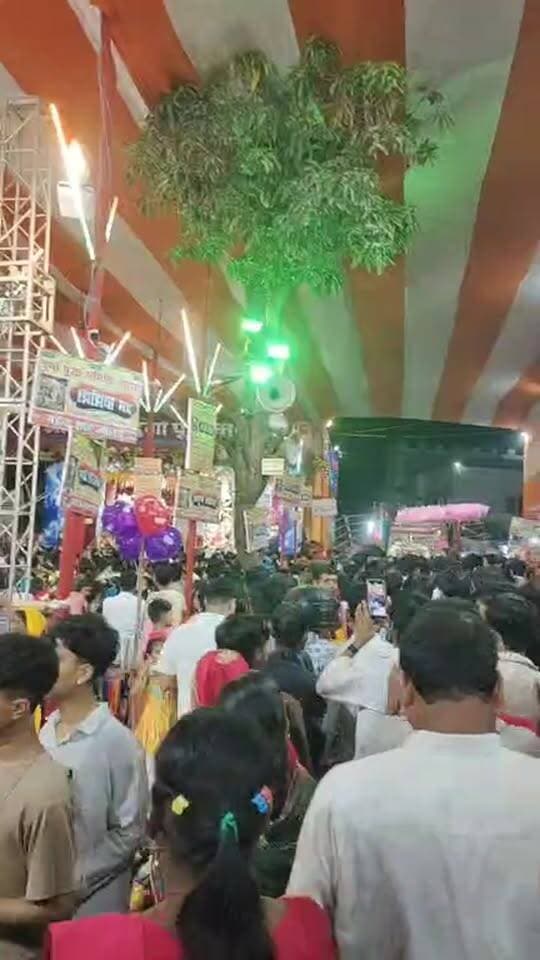 सुरसंड में ऐतिहासिक दुर्गा पूजा को लेकर श्रद्धालुओं की भीड़।