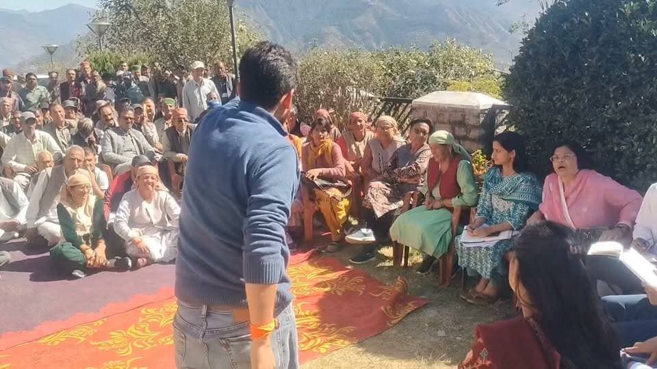 निथर में प्रोजेक्ट प्रभावित लोगों के साथ विधायक लोकेंद्र कुमार की बैठक
आनी के विधायक श्री लोकेंद्र कुमार ने निथर में प्रोजेक्ट प्रभावित लोगों के साथ बैठक कर उनकी समस्याओं और चिंताओं को सुना। इस दौरान प्रभावित लोगों ने अपनी परेशानियां विधायक के समक्ष रखीं।
#निथर #आनी #आउटरसिराज #लोकेंद्रकुमार #जनताकीआवाज़