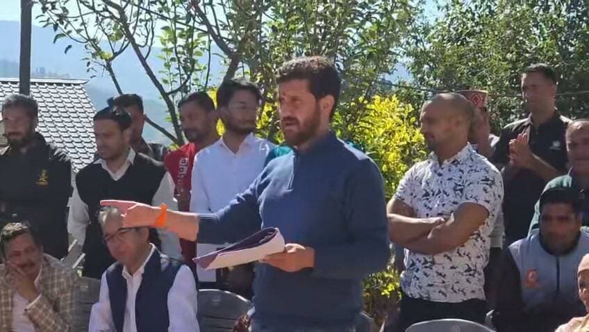 आउटर सिराज के विधायक लोकेंद्र कुमार जी की एक खास बात!
गांव-गांव जाकर जनता के बीच पहुंचना, लोगों की समस्याओं को सुनना और उनकी परेशानियों को समझना ही एक जनप्रतिनिधि की असली पहचान है। विधायक लोकेंद्र कुमार जी लगातार लोगों के बीच जाकर उनकी समस्याएं सुन रहे हैं।
जनता के बीच रहकर उनकी आवाज़ सुनना और उनकी उम्मीदों को समझना लोकतंत्र की खूबसूरती है। उम्मीद है कि जनता की समस्याओं के समाधान के लिए भी ऐसे ही प्रयास जारी रहेंगे।
अब सवाल यह है कि क्या आउटर सिराज की जनता उन्हें दोबारा विधानसभा भेजना चाहेगी?
आपकी क्या राय है? कमेंट करके जरूर बताएं। 👇
#OuterSaraj #Ani #LokenderKumar #जनताकीराय