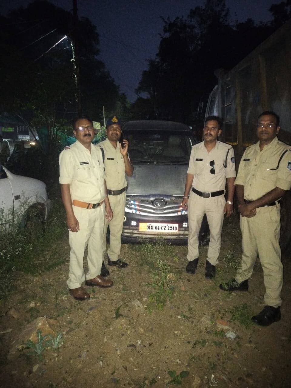 // प्रेस नोट //
कार्यालय पुलिस अधीक्षक, जिला बैतूल (म.प्र.)
दिनांक: 19 अक्टूबर 2026
🔹*शाहपुर पुलिस की अवैध गौवंश तस्करी के विरुद्ध बड़ी कार्रवाई: दो वाहनों से 20 गौवंश बरामद, पिकअप एवं इनोवा कार सहित ₹9.98 लाख की संपत्ति जप्त, चार आरोपी फरार*
🔹पुलिस अधीक्षक बैतूल श्री वीरेन्द्र कुमार जैन द्वारा जिले में आपराधिक एवं अवैध गतिविधियों पर प्रभावी अंकुश लगाने तथा अवैध गौवंश तस्करी के विरुद्ध चलाए जा रहे अभियान के तहत जिले के समस्त थाना प्रभारियों को कठोर एवं त्वरित वैधानिक कार्रवाई करने हेतु निर्देशित किया गया है।
🔹इसी तारतम्य में अतिरिक्त पुलिस अधीक्षक बैतूल श्री कमलेश खरपुसे एवं अनुविभागीय अधिकारी पुलिस (SDOP) शाहपुर श्रीमती अर्चना शर्मा के कुशल मार्गदर्शन एवं थाना प्रभारी शाहपुर निरीक्षक नीरज पाल के नेतृत्व में शाहपुर पुलिस टीम द्वारा दिनांक 19.10.2026 को दो अलग-अलग स्थानों पर कार्रवाई करते हुए अवैध रूप से परिवहन किए जा रहे कुल 20 गौवंश बरामद कर दो वाहन जप्त किए गए। दोनों मामलों में वाहन सवार चार आरोपी अंधेरे का फायदा उठाकर फरार हो गए।
🔹1. *अपराध क्रमांक 479/26 — पिकअप वाहन से 12 गौवंश बरामद*
दिनांक 19.10.2026 को थाना शाहपुर पुलिस को मुखबिर से सूचना प्राप्त हुई कि ग्राम देशावाड़ी की तरफ से घोड़ाडोंगरी की ओर पिकअप वाहन क्रमांक MH 46 BM 9753 में गौवंश को क्रूरतापूर्वक भरकर महाराष्ट्र की तरफ ले जाया जा रहा है।
🔹सूचना पर प्रआर. 349 संजेश धुर्वे हमराह पुलिस टीम के साथ ग्राम देशावाड़ी स्थित बजरंग मंदिर के पास पुलिया के आगे घोड़ाडोंगरी रोड पर पहुंचे तथा वाहन चेकिंग प्रारंभ की। इस दौरान उक्त पिकअप वाहन में 12 नग गौवंश ठूंस-ठूंसकर भरे हुए पाए गए, जिनके मुंह एवं पैर बंधे हुए थे। पुलिस को देखकर चालक एवं उसका एक साथी वाहन छोड़कर फरार हो गए।
🔹पुलिस द्वारा पिकअप वाहन एवं 12 गौवंश को विधिवत जप्त किया गया। गौवंश की अनुमानित कीमत ₹60,000 तथा पिकअप वाहन की कीमत ₹5,00,000, कुल ₹5,60,000 आंकी गई है।
🔹इस प्रकरण में अज्ञात चालक एवं एक अन्य आरोपी के विरुद्ध धारा 4, 6, 9 मध्यप्रदेश गौवंश वध प्रतिषेध अधिनियम तथा धारा 11(1)(घ) पशुओं के प्रति क्रूरता का निवारण अधिनियम के अंतर्गत अपराध क्रमांक 479/26 पंजीबद्ध कर विवेचना में लिया गया है।
🔹2. *अपराध क्रमांक 480/26 — इनोवा कार से 8 गौवंश बरामद*
दिनांक 19.10.2026 को थाना शाहपुर पुलिस को मुखबिर से सूचना प्राप्त हुई कि राष्ट्रीय राजमार्ग-46 पर भौंरा की तरफ से बैतूल की ओर इनोवा कार क्रमांक MH 04 CZ 2240 में गौवंश को क्रूरतापूर्वक भरकर महाराष्ट्र की तरफ ले जाया जा रहा है।
🔹सूचना पर प्रआर. 193 सेवलाल कलमे हमराह पुलिस टीम के साथ ग्राम बाचा स्थित एनएच-46 पर यादव ढाबा के आगे पुलिया के पास पहुंचे तथा वाहन चेकिंग प्रारंभ की। इसी दौरान उक्त इनोवा कार आती दिखाई दी। पुलिस को देखकर कार सवारों ने वाहन सड़क किनारे खड़ा किया और अंधेरे का फायदा उठाकर चालक एवं उसका एक साथी फरार हो गए।
🔹कार की तलाशी लेने पर उसमें 07 नग गाय एवं 01 नग बछड़ा, कुल 08 गौवंश, ठूंस-ठूंसकर भरे हुए मिले, जिनके मुंह एवं पैर बंधे हुए थे। पुलिस द्वारा गौवंश एवं इनोवा कार को विधिवत जप्त किया गया। गौवंश की अनुमानित कीमत ₹38,000 तथा इनोवा कार की कीमत ₹4,00,000, कुल ₹4,38,000 आंकी गई है।
🔹इस प्रकरण में अज्ञात चालक एवं एक अन्य आरोपी के विरुद्ध धारा 4, 6, 9 मध्यप्रदेश गौवंश वध प्रतिषेध अधिनियम, धारा 4, 6, 11 मध्यप्रदेश कृषक पशु परिरक्षण अधिनियम तथा धारा 11(1)(घ) पशुओं के प्रति क्रूरता का निवारण अधिनियम के अंतर्गत अपराध क्रमांक 480/26 पंजीबद्ध कर विवेचना में लिया गया है।
🔹 *जप्ती का विवरण*
1. पिकअप वाहन क्रमांक MH 46 BM 9753 — ₹5,00,000।
2. पिकअप से बरामद 12 गौवंश — ₹60,000।
3. इनोवा कार क्रमांक MH 04 CZ 2240 — ₹4,00,000।
4. इनोवा से बरामद 08 गौवंश — ₹38,000।
🔹*कुल जप्त संपत्ति की अनुमानित कीमत ₹9,98,000 (₹9.98 लाख)।*
दोनों वाहनों से बरामद कुल 20 गौवंश को सुरक्षार्थ कामधेनु गौशाला, ग्राम हर्राढाना, थाना रानीपुर में रखा गया है। दोनों मामलों में फरार आरोपियों की तलाश एवं पतारसी जारी है।
🔹 *सराहनीय भूमिका*
उक्त दोनों त्वरित एवं सफल कार्रवाइयों में थाना प्रभारी शाहपुर निरीक्षक नीरज पाल के नेतृत्व में प्रआर. 349 संजेश धुर्वे, आरक्षक 177 राजेश सेन, आरक्षक 519 शुभम ठाकुर तथा प्रआर. 193 सेवलाल कलमे, आरक्षक 400 रोहित मारन एवं आरक्षक 228 नीरज पाण्डे की महत्वपूर्ण एवं सराहनीय भूमिका रही।
🔹*पुलिस अधीक्षक बैतूल की अपील*
पुलिस अधीक्षक बैतूल द्वारा आमजन से अपील की गई है कि यदि उनके आसपास, गांव अथवा क्षेत्र में अवैध गौवंश तस्करी या पशुओं के प्रति क्रूरता संबंधी गतिविधियां दिखाई देती हैं, तो इसकी सूचना तत्काल निकटतम पुलिस थाना, थाना प्रभारी अथवा डायल-112 पर दें।