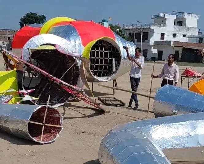 फर्रुखाबाद में 39 जगह जलेगा रावण, दशहरा पर रूट डायवर्जन: शहर में 70 फीट का पुतला होगा दहन, 4 जोन 14 सेक्टर में बांटा गया जिला
फर्रुखाबाद में मंगलवार को दशहरा पर्व पर 39 जगहों पर रावण के पुतले जलाए जाएंगे। सुरक्षा के खास इंतजाम किए गए हैं। शहर के क्रिश्चियन इंटर कॉलेज मैदान में 70 फीट ऊंचे रावण का पुतला दहन होगा। यहां चौक से भगवान राम रथ पर आते हैं। राम-रावण युद्ध के बाद रावण, कुंभकरण और मेघनाद के पुतले जलाए जाएंगे। इस कार्यक्रम में करीब 25 से 30 हजार लोग पहुंचेंगे।
पुलिस अधीक्षक आरती सिंह ने बताया कि दशहरा को लेकर पहले ही निरीक्षण हो चुका है। जिले को 4 जोन और 14 सेक्टर में बांटा गया है, जहां सीओ, पुलिसकर्मी और दमकल की गाड़ियां तैनात रहेंगी।
क्रिश्चियन इंटर कॉलेज मैदान फर्रुखाबाद फतेहगढ़ मार्ग पर है, इसलिए रूट डायवर्जन रहेगा। मैनपुरी-बेवर, पांचालघाट और कमालगंज से आने वाले बड़े वाहन शहर में नहीं आ पाएंगे। छोटे वाहन व रोडवेज बसें सेंट्रल जेल, आईटीआई चौराहा, लालगेट, मसेनी चौराहा, कादरीगेट, छोटी जेल से निकलेंगी। नगर क्षेत्र में छोटे वाहन दोपहर 2 बजे से आवास विकास से लकूला की ओर जाएंगे।