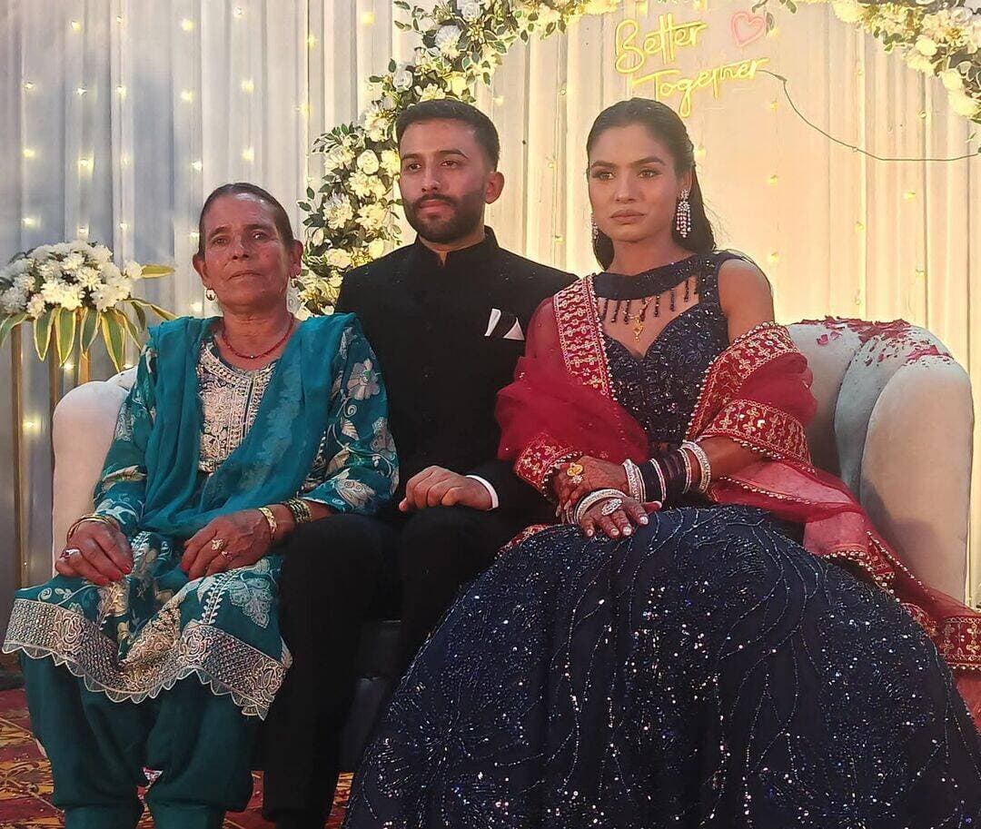 हिमाचल की उड़नपरी एथलीट सीमा रचाएगी शादी, अमन के साथ हुई सगाई
हिमाचल की उड़नपरी के नाम से मशहूर चंबा की बेटी एथलीट सीमा जल्द ही शादी के बंधन में बंधने जा रही हैं। सीमा की अमन के साथ सगाई हो गई है, जिसकी जानकारी उन्होंने खुद सोशल मीडिया पर पोस्ट साझा कर दी है। सीमा ने हाल ही में एशियन गेम्स में कांस्य पदक जीतकर हिमाचल और देश का नाम रोशन किया था।
सगाई की खबर सामने आते ही खेल प्रेमियों और चाहने वालों ने सीमा को नए जीवन की ढेरों शुभकामनाएं दी हैं।
<nis:link nis:type=tag nis:id=highlight nis:value=highlight nis:enabled=true nis:link/> Himachal Times TV