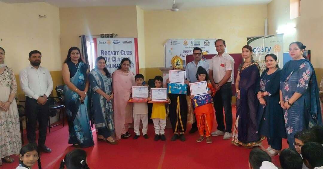विद्यार्थियों को पढ़ाया स्वास्थ्य, सुरक्षा और स्वच्छता का पाठ
सनातन धर्म पब्लिक स्कूल में नगर निगम द्वारा किशोरावस्था की समस्याओं व समाधान पर सेमिनार आयोजित
यमुनानगर। नगर निगम और रोटरी क्लब ऑफ क्लासिक के संयुक्त तत्वावधान में सनातन धर्म पब्लिक स्कूल में किशोरावस्था की समस्याओं, स्वास्थ्य एवं स्वच्छता विषय पर जागरूकता सेमिनार आयोजित किया गया। नगर निगम आयुक्त महाबीर प्रसाद के निर्देशों पर आयोजित इस कार्यक्रम में कांबोज अस्पताल की डॉ. मीनू कांबोज ने विद्यार्थियों को किशोरावस्था में होने वाले शारीरिक, मानसिक और भावनात्मक बदलावों के बारे में विस्तार से जानकारी दी।
डॉ. मीनू कांबोज ने विद्यार्थियों को अच्छे और बुरे स्पर्श की पहचान, मासिक धर्म के दौरान स्वच्छता, हार्मोनल बदलाव, महिला सुरक्षा, व्यक्तिगत स्वच्छता, खाद्य सुरक्षा तथा सोशल मीडिया के सुरक्षित एवं जिम्मेदार उपयोग के प्रति जागरूक किया। उन्होंने विद्यार्थियों को अपनी समस्याओं पर खुलकर बात करने, सही जानकारी प्राप्त करने और अपने स्वास्थ्य व सुरक्षा का विशेष ध्यान रखने के लिए प्रेरित किया।
सेमिनार में स्वच्छता के महत्व पर भी विशेष जोर दिया गया। विद्यार्थियों को नियमित स्नान करने, साबुन से हाथ धोने, नाखून साफ रखने, स्वच्छ कपड़े पहनने और शौचालय का सही उपयोग करने की सलाह दी गई। साथ ही, मासिक धर्म के दौरान स्वच्छता बनाए रखने और इस्तेमाल किए गए सैनिटरी पैड का सुरक्षित तरीके से निपटान करने की जानकारी दी गई।
नगर निगम के स्वच्छ भारत मिशन एक्सपर्ट दुर्गेश कुमार ने विद्यार्थियों को कचरा इधर-उधर न फेंकने, कूड़ेदान का उपयोग करने तथा विद्यालय और आसपास के वातावरण को स्वच्छ रखने के लिए प्रेरित किया। उन्होंने स्वच्छ विद्यालय और स्वच्छ समाज के निर्माण में विद्यार्थियों की भागीदारी को महत्वपूर्ण बताया।
कार्यक्रम में रोटरी क्लब ऑफ क्लासिक के अध्यक्ष रोटेरियन हरमिंदर सेठी, निदेशक रोटेरियन मीनू ओबेरॉय, सीए रोटेरियन कमल भाटिया और निदेशक रोटेरियन गगन सेठी विशेष रूप से उपस्थित रहे। उन्होंने विद्यार्थियों का उत्साहवर्धन किया तथा उन्हें उपहार और प्रमाण पत्र प्रदान किए।
प्रधानाचार्या सुनीता शर्मा के मार्गदर्शन में आयोजित इस कार्यक्रम में समन्वयक भावना, गतिविधि प्रभारी अंजू शर्मा और विद्यालय का समस्त स्टाफ उपस्थित रहा। सेमिनार का उद्देश्य विद्यार्थियों को किशोरावस्था से जुड़ी समस्याओं, स्वास्थ्य, व्यक्तिगत सुरक्षा और स्वच्छता के प्रति जागरूक कर उन्हें स्वस्थ जीवनशैली अपनाने तथा जिम्मेदार नागरिक बनने के लिए प्रेरित करना था।
#HVN24