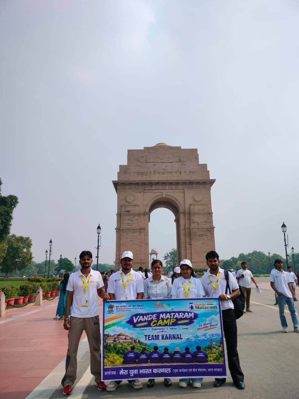 मेरा युवा भारत, करनाल
वंदे मातरम् कैंप में शामिल हुए करनाल के पांच युवा, राष्ट्रप्रेम, नेतृत्व विकास एवं राष्ट्र निर्माण से जुड़ा अनुभव प्राप्त किया
करनाल, 19 अक्टूबर। मेरा युवा भारत करनाल के पांच चयनित युवाओं ने दिल्ली में आयोजित वंदे मातरम् कैंप में भाग लिया। इन युवाओं में नवीन, नीरू, कंचन रानी, दीपक यादव और सौरभ रमन शामिल थे। यह कैंप 13 से 19 अक्टूबर तक मेरा युवा भारत, पूर्वी दिल्ली द्वारा नई दिल्ली स्थित जयराम आश्रम में आयोजित किया गया। कैंप के माध्यम से युवाओं को राष्ट्रप्रेम, नेतृत्व विकास, संवैधानिक जागरूकता और देश की सांस्कृतिक विविधता को समझने का अवसर मिला।
कैंप के दौरान प्रतिभागियों ने वंदे मातरम् के ऐतिहासिक महत्व, स्वतंत्रता संग्राम में इसके योगदान तथा राष्ट्र निर्माण में युवाओं की भूमिका से संबंधित सत्रों में भाग लिया। इसके साथ ही संविधान, मौलिक अधिकारों एवं कर्तव्यों, नागरिक जिम्मेदारियों, युवा संसद, नेतृत्व विकास और सामुदायिक सहभागिता जैसे विषयों पर आयोजित गतिविधियों में भी हिस्सा लिया।
कार्यक्रम के अंतर्गत प्रतिभागियों के लिए मदर डेयरी प्लांट, राजघाट, दिल्ली विधानसभा, राष्ट्रपति भवन, इंडिया गेट तथा संग्रहालय के शैक्षणिक भ्रमण आयोजित किए गए। इसके अतिरिक्त, विभिन्न राज्यों की संस्कृति, परंपराओं, खानपान एवं सांस्कृतिक प्रस्तुतियों के माध्यम से ‘एक भारत, श्रेष्ठ भारत’ की भावना को बढ़ावा दिया गया।
यह कैंप करनाल के पांचों युवाओं के लिए एक ज्ञानवर्धक एवं यादगार अनुभव रहा। इस दौरान उन्हें देश के विभिन्न हिस्सों से आए युवाओं के साथ संवाद करने, नई जानकारियां प्राप्त करने और अपनी नेतृत्व क्षमता विकसित करने का अवसर मिला। कैंप से प्राप्त अनुभव एवं सीख युवाओं को अपने जिले में युवा जागरूकता और सामाजिक गतिविधियों में अधिक सक्रिय भूमिका निभाने के लिए प्रेरित करेंगे।
मेरा युवा भारत, करनाल द्वारा युवाओं को ऐसे अवसरों से जोड़ने का प्रयास किया गया, जो उनमें राष्ट्रप्रेम, जिम्मेदार नागरिकता, नेतृत्व क्षमता तथा राष्ट्र निर्माण में सक्रिय भागीदारी की भावना को मजबूत करते हैं।
#HVN24