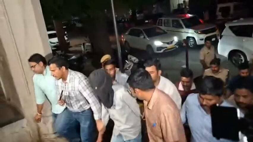 टाइगर श्रॉफ फायरिंग केस में कोटा पुलिस का बड़ा एक्शन, तीनों आरोपियों को लेकर मुंबई रवाना हुई पुलिस, CM भजनलाल ने SP तेजस्विनी गौतम को फोन कर दी बधाई कोटा। बॉलीवुड अभिनेता टाइगर श्रॉफ से जुड़े फायरिंग मामले में कोटा पुलिस की कार्रवाई के बाद अब तीनों आरोपियों को मुंबई ले जाया गया है। कोटा रेलवे स्टेशन से पकड़े गए तीनों आरोपियों को पुलिस ने न्यायिक प्रक्रिया के तहत मजिस्ट्रेट के आवास पर पेश किया। इसके बाद तीनों का एमबीएस अस्पताल में मेडिकल कराया गया। मेडिकल की प्रक्रिया पूरी होने के बाद मुंबई पुलिस की टीम दो गाड़ियों में तीनों आरोपियों को लेकर मुंबई के लिए रवाना हो गई। इस कार्रवाई के बाद अब मुंबई पुलिस आरोपियों से पूछताछ कर फायरिंग की वारदात से जुड़े अहम सुराग जुटाएगी। दरअसल, अभिनेता टाइगर श्रॉफ से जुड़े फायरिंग मामले में कोटा पुलिस ने त्वरित कार्रवाई करते हुए तीन संदिग्धों को हिरासत में लिया था।