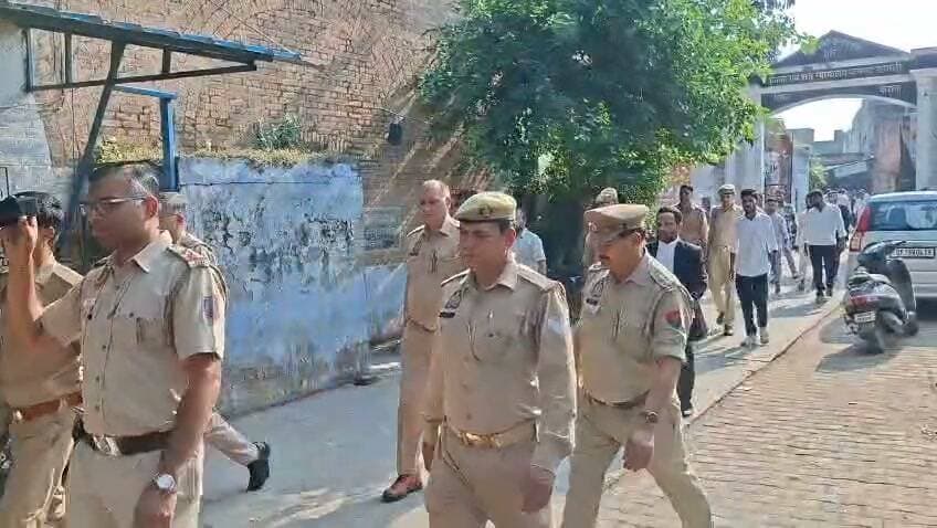 सिंगर अंकित बालियान हत्याकांड में बड़ा अपडेट ➡️ कुख्यात शूटर दीपक बॉक्सर और योगेश टुंडा कैराना कोर्ट में पेश ➡️ तिहाड़ जेल से कड़ी सुरक्षा के बीच शामली लाए गए दोनों आरोपी ➡️ पुलिस ने हत्या की साजिश में शामिल होने का लगाया आरोप ➡️ IPC की धारा 120बी के तहत बनाया आरोपी ➡️ दोनों की कस्टडी रिमांड के लिए पुलिस ने कोर्ट में दी अर्जी ➡️ 26 अगस्त को गोलियों से भूनकर हुई थी हरियाणवी सिंगर अंकित बालियान की हत्या ➡️ टिल्लू ताजपुरिया हत्याकांड में भी तिहाड़ जेल में बंद हैं दोनों आरोपी #AnkitBalyan #AnkitBalyanMurderCase #Shamli #KairanaCourt #DeepakBoxer #YogeshTunda #TiharJail #MurderCase