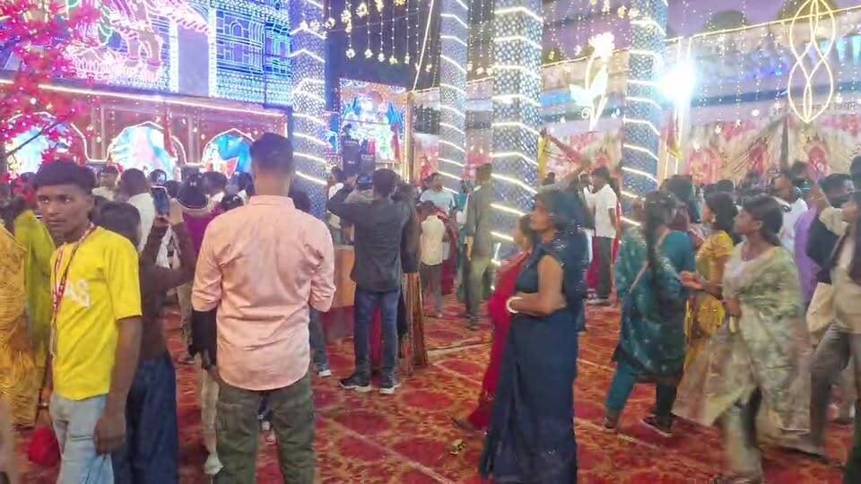 जय हिंद क्लब पूजा पंडाल गौरी शंकर मंदिर सोहनी पट्टी यहां कुछ शरारती तत्वों ने हंगामा किया। नौबत मार पिट तक पहुँची