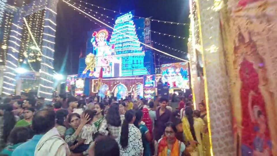 जय हिंद क्लब पूजा पंडाल गौरी शंकर मंदिर सोहनी पट्टी में अभी-अभी कुछ शरारती तत्वों ने हंगामा किया। नौबत मारपीट तक पहुँची , जम कर चली कुर्सियां एक घायल सर पर गंभीर चोट की संभावना देखे लाईव।