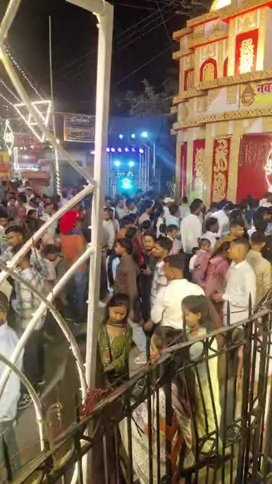 नवयुवक छात्र संघ पूजा पंडाल ज्योति चौक आज नौवीं के दिन का नजारा