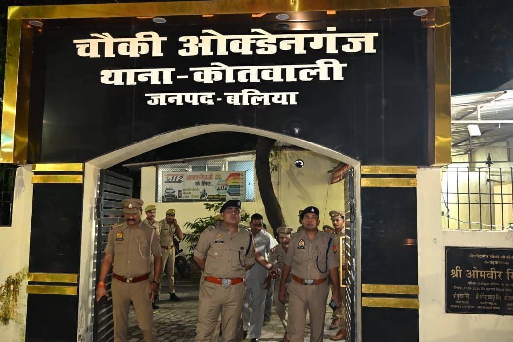 #बलिया में त्योहारों पर सुरक्षा व्यवस्था को लेकर प्रशासन अलर्ट, #डीएम ज्ञानेंद्र सिंह और #एसपी डॉ. ईरज राजा ने पुलिस बल के साथ शहर में की पैदल गश्त, प्रमुख बाजारों, चौराहों, रामलीला मैदान और मिश्रित आबादी वाले क्षेत्रों का लिया जायजा। संदिग्ध व्यक्तियों और वाहनों की सघन चेकिंग कर आमजन व व्यापारियों से शांति, सहयोग और सौहार्द बनाए रखने की अपील की। वहीं, एसपी ने ऑक्डेनगंज चौकी का औचक निरीक्षण कर सीसीटीवी कैमरों के रखरखाव और साफ-सफाई को लेकर दिए आवश्यक निर्देश।
#followerseveryone #nonfollowersviewers
#BalliaPolice #FestivalSecurity #LawAndOrder #FootPatrolling #PublicSafety
