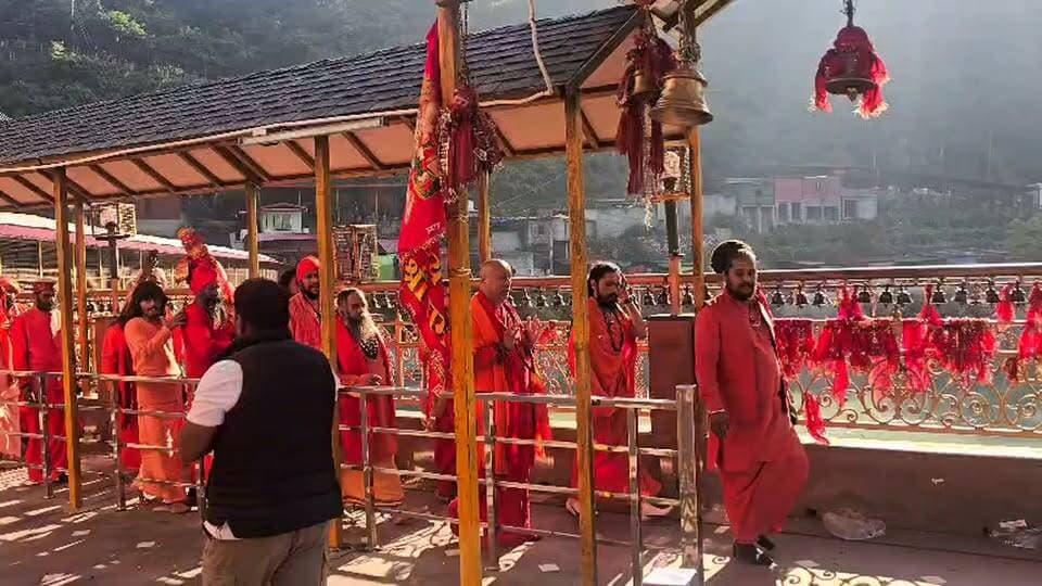 छडी यात्रा लगातार जारी महामंडलेश्वर स्वामी विरेन्द्रान्नद महाराज के नेतृत्व में जल्द तवाघाट आश्रम पहुंचे गीत।
#HinduCulture #sawami Dharchula N P