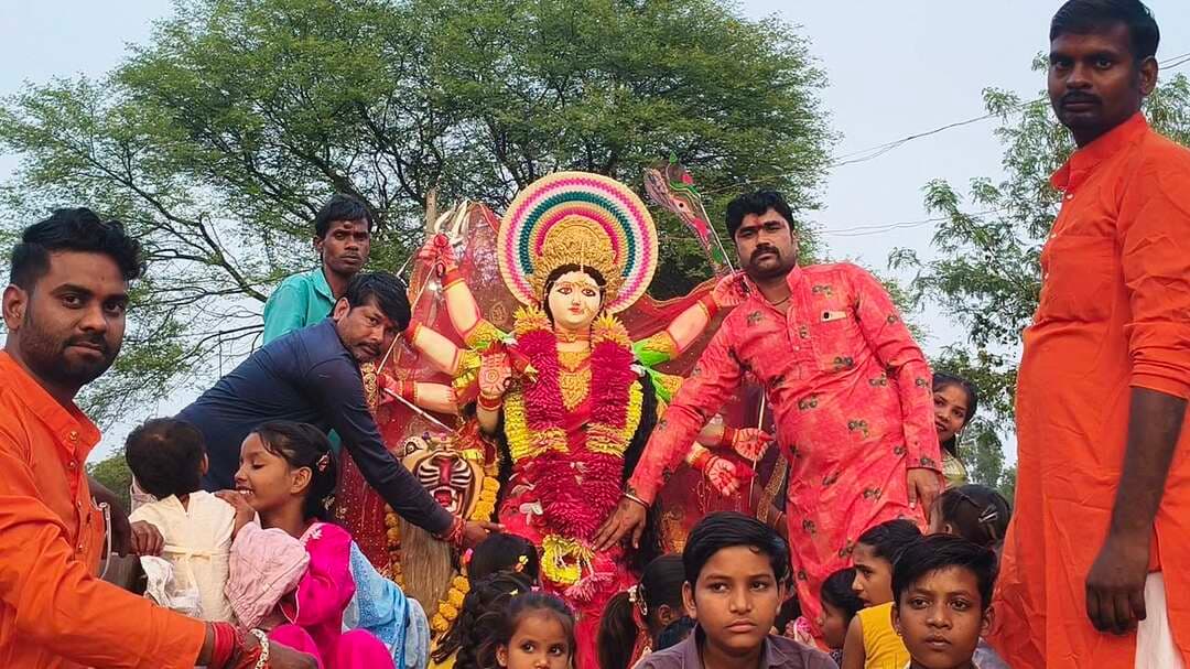 खमतरा में श्रद्धा और उल्लास के साथ मां दुर्गा की प्रतिमाओं एवं ज्वारे का विसर्जन, शंकरगढ़ में जेसीबी से हुई पुष्पवर्षा
शाहनगर, जिला पन्ना।
शाहनगर क्षेत्र के ग्राम खमतरा में सोमवार शाम मां दुर्गा की प्रतिमाओं एवं ज्वारे का विसर्जन हर्षोल्लास और भक्तिमय वातावरण में संपन्न हुआ। इस दौरान गांव में आस्था, श्रद्धा और धार्मिक उत्साह का माहौल देखने को मिला। माता रानी को विदाई देने के लिए श्रद्धालु पूरे उत्साह के साथ विसर्जन जुलूस में शामिल हुए।
गुरैया बाबा प्रांगण से निकला विसर्जन जुलूस
परंपरागत रीति-रिवाजों के अनुसार, गांव के अलग-अलग मोहल्लों में विराजमान मां दुर्गा की प्रतिमाओं को एकत्रित कर गुरैया बाबा प्रांगण में लाया गया। यहां विधि-विधान से पूजा-अर्चना के बाद विसर्जन जुलूस बजरंग धाम तलैया की ओर रवाना हुआ। मां दुर्गा के जयकारों और श्रद्धा से सराबोर वातावरण के बीच श्रद्धालु जुलूस में शामिल हुए।
शंकरगढ़ में जेसीबी से पुष्पवर्षा कर हुआ स्वागत
विसर्जन जुलूस के दौरान शंकरगढ़ में विशेष स्वागत देखने को मिला। शाहनगर भाजपा मंडल उपाध्यक्ष ध्रुव सिंह द्वारा जेसीबी मशीन के माध्यम से मां दुर्गा की प्रतिमाओं एवं ज्वारे पर पुष्पवर्षा कर स्वागत किया गया। इस दौरान धार्मिक उत्साह के बीच माता रानी के प्रति श्रद्धालुओं की आस्था देखने को मिली।
पंडा जनों का पुष्पमालाओं से सम्मान
इस अवसर पर विसर्जन में शामिल सभी पंडा जनों का पुष्पमालाएं पहनाकर स्वागत एवं सम्मान किया गया। इसके बाद जुलूस आगे बढ़ते हुए बजरंग धाम तलैया पहुंचा, जहां श्रद्धालुओं ने विधि-विधान से पूजा-अर्चना कर मां दुर्गा की प्रतिमाओं का विसर्जन किया।
मां दुर्गा की विदाई, सुख-समृद्धि की कामना
श्रद्धा और भक्तिभाव के साथ संपन्न हुए इस आयोजन में मां दुर्गा की प्रतिमाओं एवं ज्वारे को विदाई दी गई। श्रद्धालुओं ने माता रानी से क्षेत्र में सुख-समृद्धि, खुशहाली और शांति बनाए रखने की कामना की।
खमतरा में परंपरा, आस्था और भक्ति के संग संपन्न हुआ मां दुर्गा की प्रतिमाओं का विसर्जन।
देखिए खमतरा में दुर्गा प्रतिमा विसर्जन की खास झलकियां।
मां दुर्गा के सभी भक्त कमेंट में लिखें— जय माता दी!
#खमतरा #शाहनगर #मांदुर्गा #दुर्गाविसर्जन #ज्वाराविसर्जन #शंकरगढ़ #धार्मिकआयोजन #जयमातादी #पन्ना #PannaNews