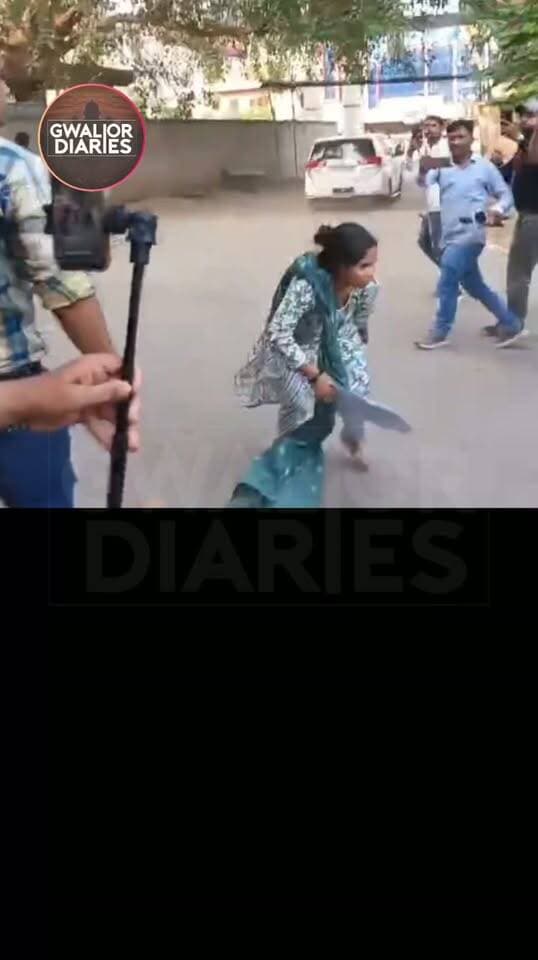 ग्वालियर: CM से नहीं मिल पाईं घायल की पत्नी, काफिले के सामने सड़क पर लेटीं...
ग्वालियर में शीतला माता मंदिर हादसे के घायलों से मिलने मुख्यमंत्री डॉ. मोहन यादव जयारोग्य अस्पताल पहुंचे, लेकिन उनके रवाना होते ही एक महिला ने विरोध जताया। घायल कुशल कुशवाहा की पत्नी मंजू कुशवाहा मुख्यमंत्री से मुलाकात नहीं होने और पति के इलाज के लिए मदद की गुहार न लगा पाने से नाराज होकर काफिले के सामने सड़क पर लेट गईं। कुशल के भाई राहुल के मुताबिक, 6 अक्टूबर को सड़क हादसे में कुशल गंभीर रूप से घायल हुए थे और उनकी एक टांग काटनी पड़ी। परिवार ने बताया कि 18 अक्टूबर को उन्हें भोपाल एम्स में भर्ती कराया गया। वहीं, अन्य परिजनों ने भी मुख्यमंत्री के दौरे के दौरान मरीजों से मुलाकात में रोक और ट्रॉमा सेंटर में पानी व सफाई की व्यवस्था पर सवाल उठाए।