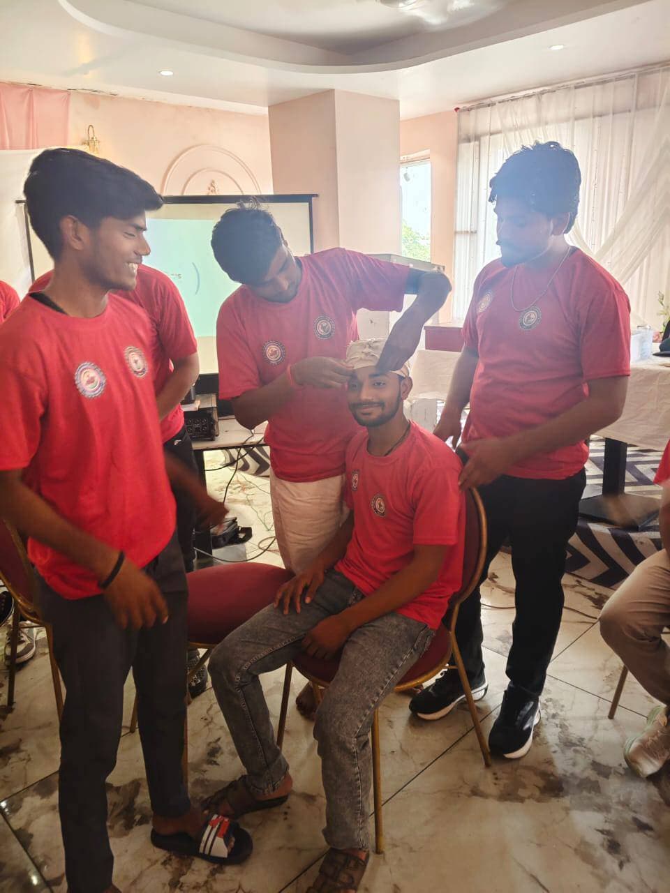 आपदा मित्र प्रशिक्षण के तृतीय सत्र में लू,शीतलहर,सर्पदंश एवं प्राथमिक उपचार की दी गई जानकारी
--
मध्यप्रदेश आपदा प्रबंधन प्राधिकरण गृह विभाग मध्यप्रदेश एवं शासन के निर्देशानुसार सात दिवसीय आपदा मित्र प्रशिक्षण कार्यक्रम के तृतीय सत्र के तृतीय दिवस का आयोजन टीकमगढ़ स्थित तेज होटल में किया गया। प्रशिक्षण का उद्देश्य आपदा की स्थिति में त्वरित एवं प्रभावी सहायता उपलब्ध कराने के लिए आपदा मित्रों को आवश्यक जानकारी और व्यावहारिक कौशल प्रदान करना है।
प्रशिक्षण सत्र में प्लाटून कमांडर श्री अमित दुबे ने प्रतिभागियों को लू से बचावए शीतलहर के दौरान बरती जाने वाली सावधानियों तथा सर्पदंश की स्थिति में आवश्यक सुरक्षा उपायों की जानकारी दी। उन्होंने बताया कि प्राकृतिक एवं आकस्मिक आपदाओं के दौरान सतर्कता और सही जानकारी के माध्यम से जनहानि को कम करने में सहायता मिल सकती है।
भोजनावकाश के पश्चात कमांडेंट श्री बीपी नामदेव ने प्राथमिक उपचार ;फर्स्ट एडद्ध के संबंध में विस्तृत जानकारी दी। उन्होंने एमएफआर; मेडिकल फर्स्ट के कार्यों एवं दायित्वों से अवगत कराते हुए घायल व्यक्ति को तत्काल सहायता उपलब्ध कराने की प्रक्रिया समझाई। प्रशिक्षण के दौरान रक्तस्राव की स्थिति में विभिन्न प्रकार की पट्टियां बांधने की विधियों का प्रदर्शन किया गया।
प्रशिक्षकों द्वारा आपदा मित्रों से विभिन्न प्रक्रियाओं का व्यावहारिक अभ्यास भी कराया गयाए जिससे वे आपातकालीन परिस्थितियों में प्राथमिक उपचार प्रदान करने के लिए आवश्यक कौशल विकसित कर सकें।
सात दिवसीय आपदा मित्र प्रशिक्षण कार्यक्रम के माध्यम से प्रतिभागियों को आपदा प्रबंधनए बचाव कार्यों और प्राथमिक उपचार से संबंधित आवश्यक जानकारियां प्रदान की जा रही हैं, ताकि आपदा के समय प्रभावित व्यक्तियों को समय पर सहायता उपलब्ध कराने में उनकी भूमिका प्रभावी हो सके।
#JansamparkMP
#Jansamparktikamgarh
#tikamgarh