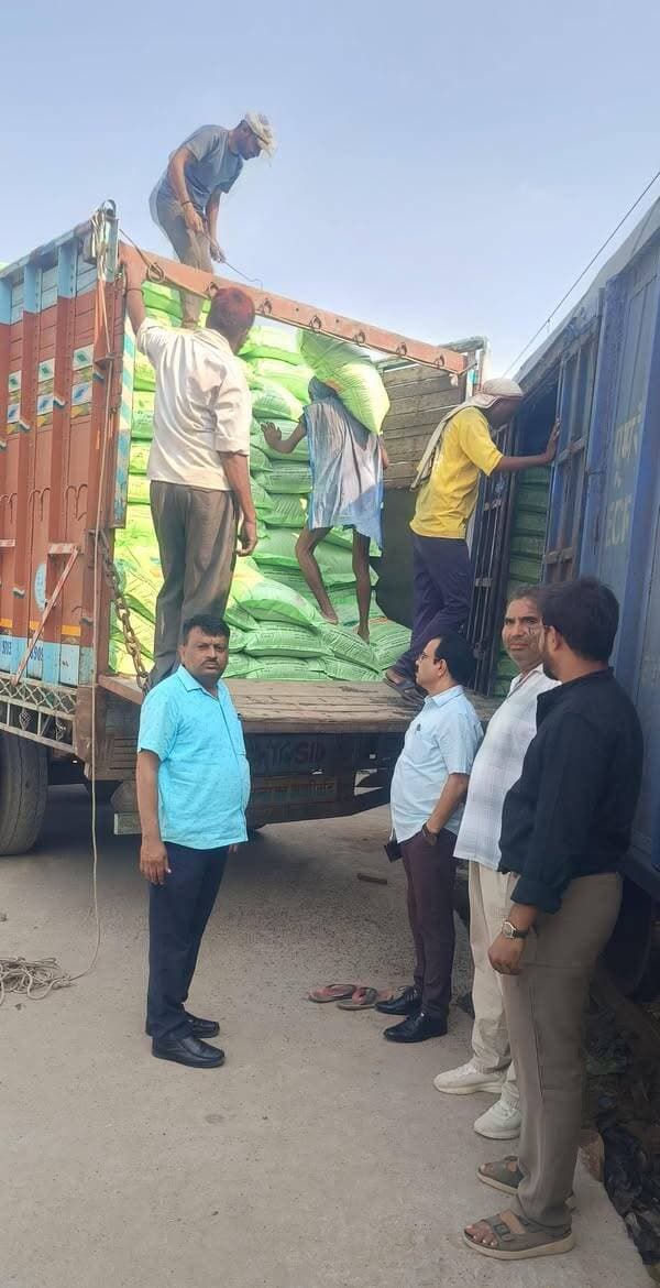 किसानों को खाद की उपलब्धता सुनिश्चित करने के लिए जिला प्रशासन प्रतिबद्ध, टीकमगढ़ पहुंची डीएपी की एक रैक, दूसरी जल्द आएगी
-
खाद की आपूर्ति एवं वितरण व्यवस्था पर सतत निगरानी, ऑनलाइन बुकिंग शीघ्र शुरू कराने के लिए कलेक्टर ने अधिकारियों से ली जानकारी
-
किसानों को समय पर खाद उपलब्ध कराने के लिए प्रशासन के हर संभव प्रयास, डीएपी के विकल्प के रूप में टीएसपी एवं एनपीके का उपयोग करने की भी अपील
-
जिले के किसानों को रबी फसलों की बोवनी के लिए आवश्यक उर्वरक उपलब्ध कराने के उद्देश्य से जिला प्रशासन द्वारा लगातार प्रयास किए जा रहे हैं। इसी क्रम में टीकमगढ़ जिले में डीएपी खाद की एक रेलवे रैक पहुंच गई है, जबकि एक अन्य रैक भी जल्द आने की संभावना है। इससे जिले में डीएपी की उपलब्धता बढ़ेगी तथा किसानों को खाद की आपूर्ति सुनिश्चित करने में मदद मिलेगी। जिला प्रशासन खाद की उपलब्धता, भंडारण और वितरण व्यवस्था की निरंतर निगरानी कर रहा है, ताकि किसानों को खाद प्राप्त करने में अनावश्यक परेशानी न हो।
कलेक्टर श्री विवेक श्रोत्रिय ने प्रातः मार्कफेड कार्यालय पहुंचकर उर्वरक कंपनी एवं मार्कफेड के अधिकारियों से जिले में खाद की उपलब्धता, किसानों की मांग तथा ई-विकास पोर्टल पर ऑनलाइन बुकिंग शुरू होने की प्रक्रिया के संबंध में जानकारी ली। उन्होंने रेलवे रैक पहुंचने के बाद खाद को किसानों के लिए ऑनलाइन बुकिंग हेतु उपलब्ध कराने में लगने वाले समय और संबंधित प्रक्रियाओं की विस्तार से समीक्षा की। कलेक्टर ने अधिकारियों को निर्देशित किया कि सभी आवश्यक प्रक्रियाएं समय पर पूरी करते हुए खाद की उपलब्धता सुनिश्चित करने के लिए समन्वय के साथ कार्य करें।
ऑनलाइन बुकिंग के लिए निर्धारित प्रक्रिया पूरी होना आवश्यक
कलेक्टर श्री श्रोत्रिय ने बताया कि रेलवे रैक पहुंचने के बाद खाद को उतारकर संबंधित गोदामों अथवा सहकारी संस्थाओं तक पहुंचाया जाता है। इसके पश्चात प्राप्त खाद की वास्तविक मात्रा का मिलान कर मार्कफेड पोर्टल पर स्टॉक संबंधी प्रविष्टियां दर्ज की जाती हैं। इसके बाद भारत सरकार के पीएफएमएस पोर्टल पर खाद की प्राप्ति एवं स्टॉक का मिलान कर आवश्यक औपचारिकताएं पूरी की जाती हैं। इन प्रक्रियाओं के पूर्ण होने के बाद ही संबंधित खाद का स्टॉक ई-विकास पोर्टल पर ऑनलाइन बुकिंग के लिए प्रदर्शित होने लगता है।
उन्होंने बताया कि खाद की वास्तविक उपलब्धता का सत्यापन, स्टॉक का मिलान तथा विभिन्न पोर्टल पर आवश्यक प्रविष्टियां अद्यतन करने में समय लगता है। इसी कारण रेलवे रैक पहुंचने के तत्काल बाद खाद ऑनलाइन बुकिंग के लिए उपलब्ध नहीं हो पाती। वर्तमान स्थिति के अनुसार, डीएपी खाद के लगभग एक सप्ताह में ई-विकास पोर्टल पर ऑनलाइन बुकिंग के लिए उपलब्ध होने की संभावना है। प्रशासन का प्रयास है कि आवश्यक प्रक्रियाएं शीघ्र पूरी हों, जिससे किसानों को खाद प्राप्त करने में सुविधा हो सके।
छोटे किसानों को प्राथमिकता से मिले सुविधा, बुकिंग प्रक्रिया में न छूटें पीछे
कलेक्टर श्री श्रोत्रिय ने किसानों से अपील की है कि वे खाद की ऑनलाइन बुकिंग करते समय निर्धारित प्रक्रिया का पालन करें। उन्होंने विशेष रूप से इस बात पर जोर दिया कि ग्रामीण क्षेत्रों के छोटे किसान तकनीकी जानकारी अथवा ऑनलाइन बुकिंग की कठिनाइयों के कारण पीछे न छूटें और उन्हें भी समय पर खाद उपलब्ध हो सके। इसके लिए किसान प्रातः 10 बजे से ई-विकास पोर्टल पर खाद की उपलब्धता देखकर बुकिंग का प्रयास करें। आवश्यकता होने पर व्हाट्सऐप के माध्यम से बुकिंग करें अथवा नजदीकी सीएससी ऑपरेटरों और ग्रामीण युवाओं की सहायता लें।
खाद की उपलब्धता बढ़ाने और किसानों को राहत दिलाने के लिए निरंतर प्रयास
जिला प्रशासन द्वारा खाद की उपलब्धता, आवक, भंडारण एवं वितरण व्यवस्था पर लगातार नजर रखी जा रही है। डीएपी की एक रैक जिले में पहुंच चुकी है तथा दूसरी रैक जल्द आने की संभावना है। साथ ही किसानों को उपलब्ध उर्वरकों का संतुलित एवं आवश्यकता के अनुरूप उपयोग करने के लिए डीएपी के विकल्प के रूप में टीएसपी एवं एनपीके उर्वरकों के उपयोग पर भी विचार करने की अपील की जा रही है। जिला प्रशासन का उद्देश्य है कि किसानों को समय पर आवश्यक खाद उपलब्ध हो, वितरण व्यवस्था सुचारु बनी रहे तथा किसी भी किसान को अनावश्यक परेशानी का सामना न करना पड़े। इसके लिए संबंधित विभागों एवं उर्वरक एजेंसियों के साथ समन्वय कर हर संभव प्रयास किए जा रहे हैं।
#JansamparkMP
#Jansamparktikamgarh
#tikamgarh