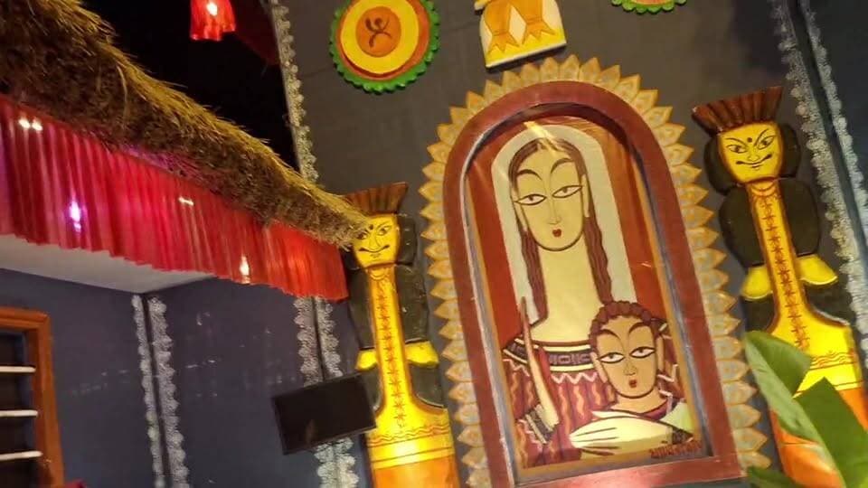 কোটাসুর কৃষি ও গ্রামোন্নয়ন সমিতির দুর্গাপূজা মণ্ডপ।
থিম - ‘মাটির ঘরে মায়ের আগমন’।