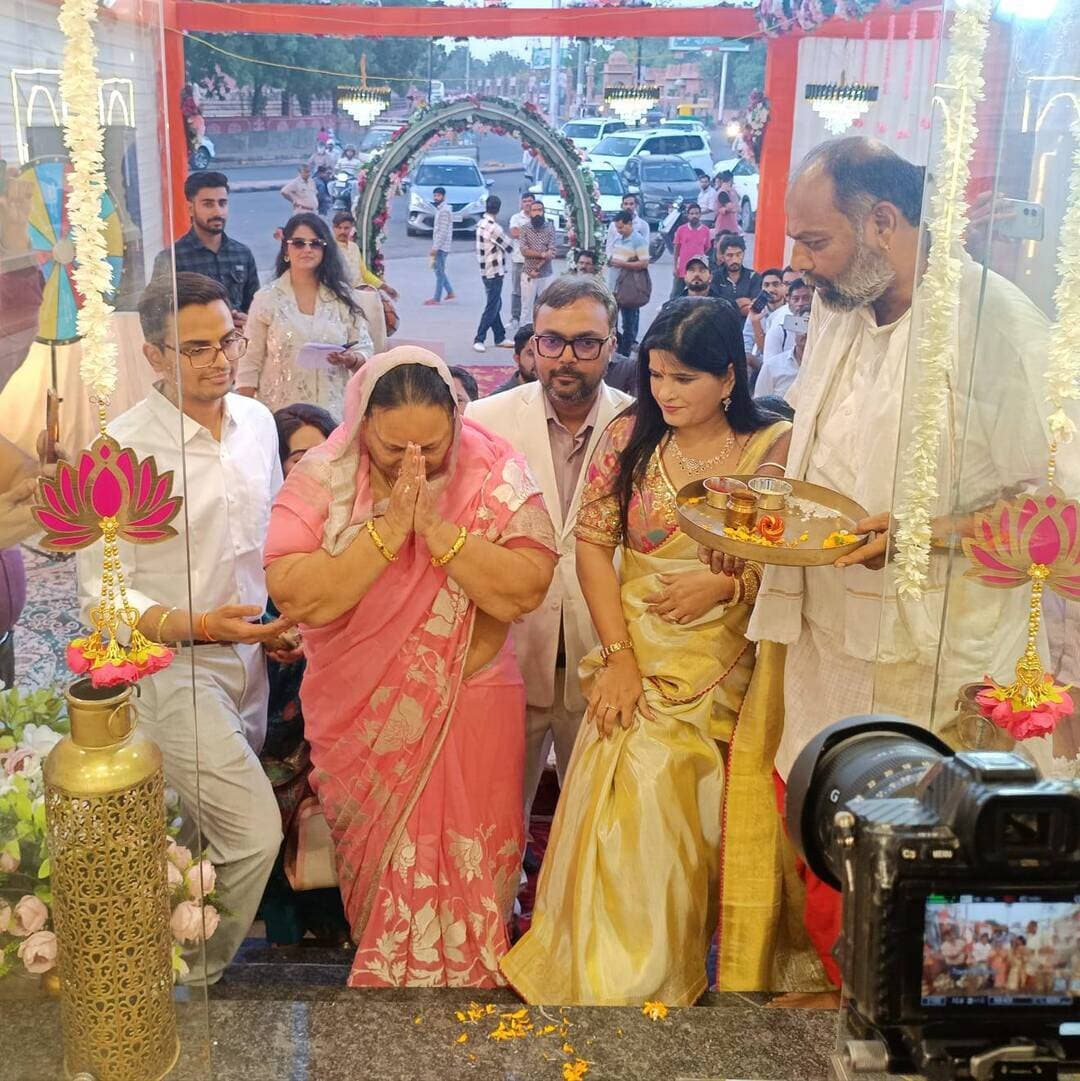 बीकानेर में खुला सूरत के मशहूर ज्वेलरी ब्रांड सीरियस ज्वेल्स का नया शोरूम
बीकानेर। गुजरात में सूरत के मशहूर ज्वेलरी ब्रांड सीरियस ज्वेल्स बीकानेर के जूनागढ़ किले के पास शांति टावर में अपने नए शोरूम की शुरुआत की है। इस नए शोरूम के माध्यम से ब्रांड बीकानेर के उपभाेक्ताओं के लिए असली प्राकृतिक हीरो और हॉलमार्क वाले सोने के आभूषणों का एक शानदार कलेक्शन लेकर आया है।
शाेरुम का शुभारंभ ऑनर ज्याेति शर्मा ने किया। इस अवसर पर समाजसेविका विमला देवी, नित्य पारीक, खुशबू पारीक सहित अनेक माैजूद रहे।
ज्याेति शर्मा ने बताया कि ग्राहकों को सीरियस ज्वेल्स में डिजाइनों और प्रीमियम खरीदारी का अनुभव मिलेगा। उन्हाेंने बताया कि भारत के विभिन्न राज्यों में सीरियस ज्वेल्स की शाखाएं है । राजस्थान में जयपुर में कंपनी के दाे शाेरुम है और बीकानेर में पहला शाेरुम खाेला गया है। शर्मा ने बताया कि सीरियस ज्वैलरी के डिजाइन बहुत ही प्रीमियम ओर आकर्षक है । अंतराष्ट्रीय स्तर के आकर्षक डिजाइन हर ज्वेलरी को एक प्रीमियम लुक देता है ।
इस अवसर पर हर ज्वैलरी की खरीदारी पर साेने का और चांदी का सिक्का फ्री दिया जाएगा। अपने खास फेस्टिव और एनिवर्सरी ऑफर्स के तहत आभूषणों की खरीद पर 50% से लेकर 100% तक के कैशबैक (नियम व शर्तों के अधीन) और मेकिंग चार्जेस पर छूट जैसे आकर्षक विकल्प भी वर्तमान में दिए जा रहे हैं। शुभारंभ कार्यक्रम में स्पिन ऑफ व्हील्स सभी के लिए आकर्षण का केंद रहा ।