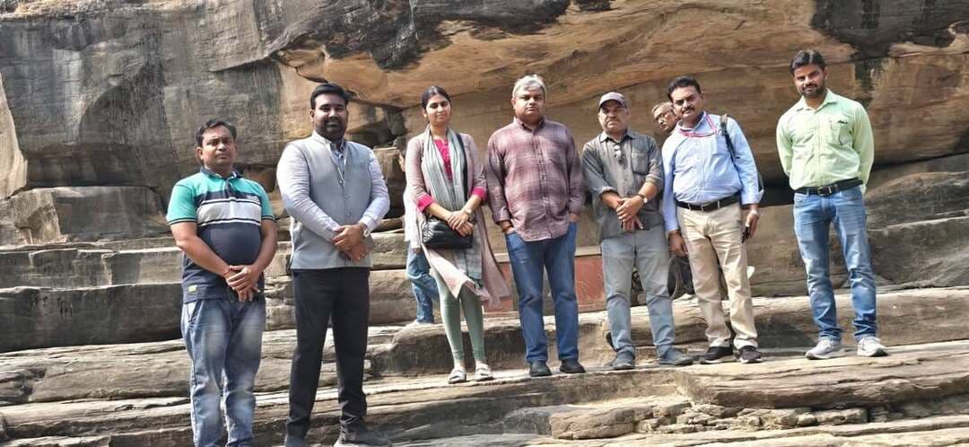भारतीय विदेश सेवा के अधिकारियों ने विदिशा की शैक्षणिक, औद्योगिक एवं ऐतिहासिक विरासत को जाना
-------------------------------
प्रतियोगी परीक्षाओं की तैयारी कर रही छात्राओं से किया संवाद, कृषि आधारित उद्योग की संभावनाओं को समझा
-------------------------------
विदिशा। भारतीय विदेश सेवा के अधिकारी श्री अभिषेक दुबे, डीआरएसएम, ई/आईआई, बर्लिन, जर्मनी तथा श्रीमती शुचिता किशोर, काउंसल जनरल, फ्रैंकफर्ट ने सोमवार को विदिशा जिले का भ्रमण किया। भ्रमण के दौरान अधिकारियों ने जिले में संचालित विभिन्न गतिविधियों का अवलोकन कर यहां की शैक्षणिक पहल, कृषि आधारित औद्योगिक गतिविधियों तथा ऐतिहासिक एवं सांस्कृतिक विरासत की जानकारी प्राप्त की। विदेश सेवा के अधिकारियों ने जिला प्रशासन के सहयोग से संचालित सशक्त वाहिनी कोचिंग कक्षाओं का अवलोकन किया।
इस दौरान उन्होंने प्रतियोगी परीक्षाओं की तैयारी कर रही छात्राओं से संवाद कर उनकी तैयारियों, अध्ययन की रणनीति तथा भविष्य की आकांक्षाओं के संबंध में जानकारी ली। अधिकारियों ने छात्राओं से विभिन्न विषयों पर चर्चा करते हुए प्रतियोगी परीक्षाओं में सफलता के लिए निरंतर अध्ययन, आत्मविश्वास एवं लक्ष्य के प्रति समर्पण को महत्वपूर्ण बताया। छात्राओं ने भी अधिकारियों से संवाद करते हुए अपनी जिज्ञासाएं साझा कीं।
भ्रमण के दौरान अधिकारियों ने कृषि आधारित उद्योग का भी अवलोकन किया। उन्होंने स्थानीय स्तर पर कृषि उपज पर आधारित औद्योगिक गतिविधियों, उत्पादन प्रक्रिया तथा जिले में कृषि आधारित उद्यमों के विकास की संभावनाओं की जानकारी प्राप्त की। इस अवसर पर स्थानीय कृषि संसाधनों के बेहतर उपयोग, मूल्य संवर्धन तथा कृषि से जुड़े उद्यमों के माध्यम से रोजगार एवं आर्थिक गतिविधियों को बढ़ावा देने की संभावनाओं को भी जाना।
इसके साथ ही भारतीय विदेश सेवा के अधिकारियों ने विदिशा की ऐतिहासिक धरोहर उदयगिरि गुफाओं का भ्रमण किया। उन्होंने यहां स्थित प्राचीन गुफाओं, शिल्पकला एवं ऐतिहासिक महत्व से जुड़ी जानकारी प्राप्त की। उदयगिरि की ऐतिहासिक एवं सांस्कृतिक विरासत को देखकर अधिकारियों ने विदिशा की समृद्ध पुरातात्विक एवं सांस्कृतिक पहचान को जाना।
विदिशा भ्रमण के दौरान अधिकारियों ने जिले में शिक्षा, कृषि एवं उद्योग के क्षेत्र में संचालित गतिविधियों के साथ-साथ जिले की ऐतिहासिक एवं सांस्कृतिक विरासत का भी अवलोकन किया। यह भ्रमण विदिशा की विविध संभावनाओं—शिक्षा, कृषि आधारित उद्यम, पर्यटन एवं सांस्कृतिक विरासत—से परिचित होने का महत्वपूर्ण अवसर रहा। #vidisha