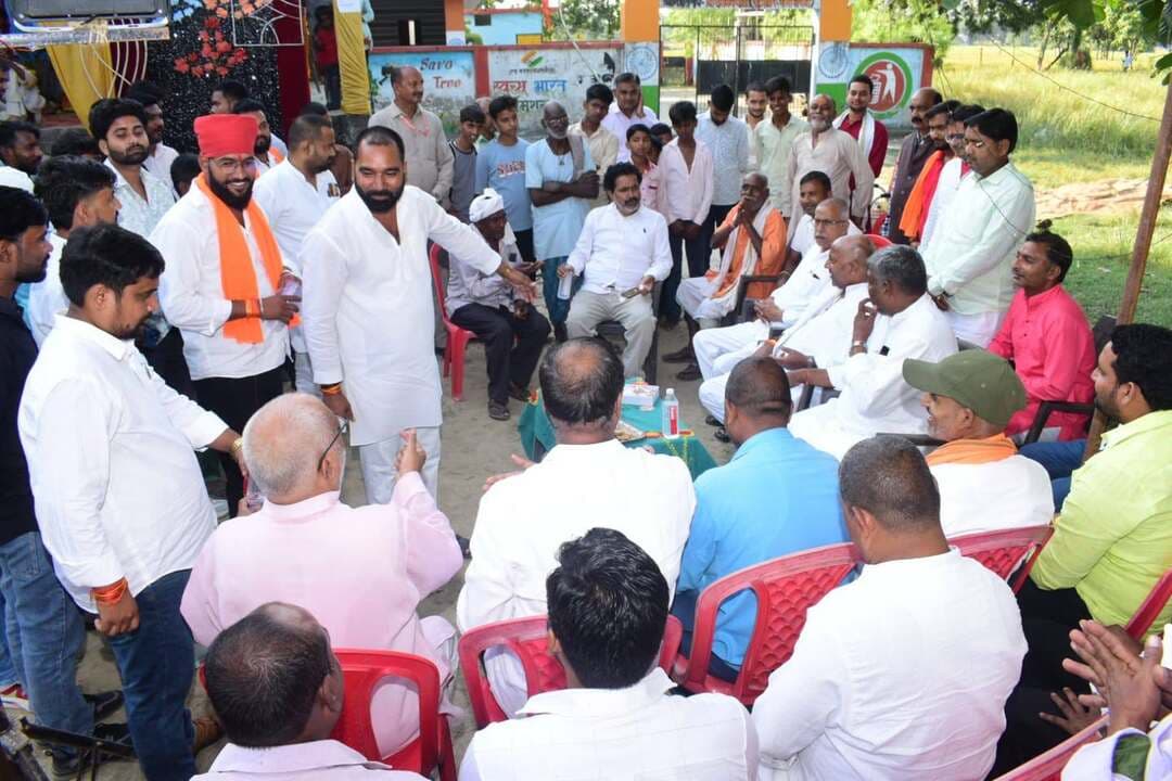 विभिन्न दुर्गा पंडालों में पहुंचे कैम्पियरगंज विधायक फतेह बहादुर सिंह, मां दुर्गा की पूजा-अर्चना कर लिए आशीर्वाद, किए क्षेत्रवासियों के सुख समृद्धि की कामना
गोरखपुर जनपद के कैम्पियरगंज विधानसभा क्षेत्र के लोकप्रिय एवं जनप्रिय विधायक एवं मा0 पूर्व कैबिनेट मंत्री फतेह बहादुर सिंह अपने क्षेत्रीय भ्रमण के दौरान क्षेत्र की विभिन्न ग्राम सभाओं में स्थापित दुर्गा पूजा पंडालों में पहुंचकर मां दुर्गा की पूजा-अर्चना किए और उनका आशीर्वाद प्राप्त किए।
इस अवसर पर उन्होंने मां जगदम्बा से समस्त क्षेत्रवासियों के सुख-समृद्धि, उत्तम स्वास्थ्य, खुशहाली एवं शांति की कामना की। उनके भ्रमण के दौरान स्थानीय श्रद्धालुओं में धार्मिक उत्साह देखने को मिला।
पूरे क्षेत्र में शारदीय नवरात्र एवं दुर्गा पूजा को लेकर भक्तिमय माहौल बना हुआ है।
अन्य खबरों के लिए बने रहें — पब्लिक महराजगंज न्यूज़ के साथ
Public maharajganj
#PublicMaharajganj #Gorakhpur #Campierganj #FatehBahadurSingh #DurgaPuja #MaaDurga #Navratri #UPNews #GorakhpurNews #MLA #vidhayakji
