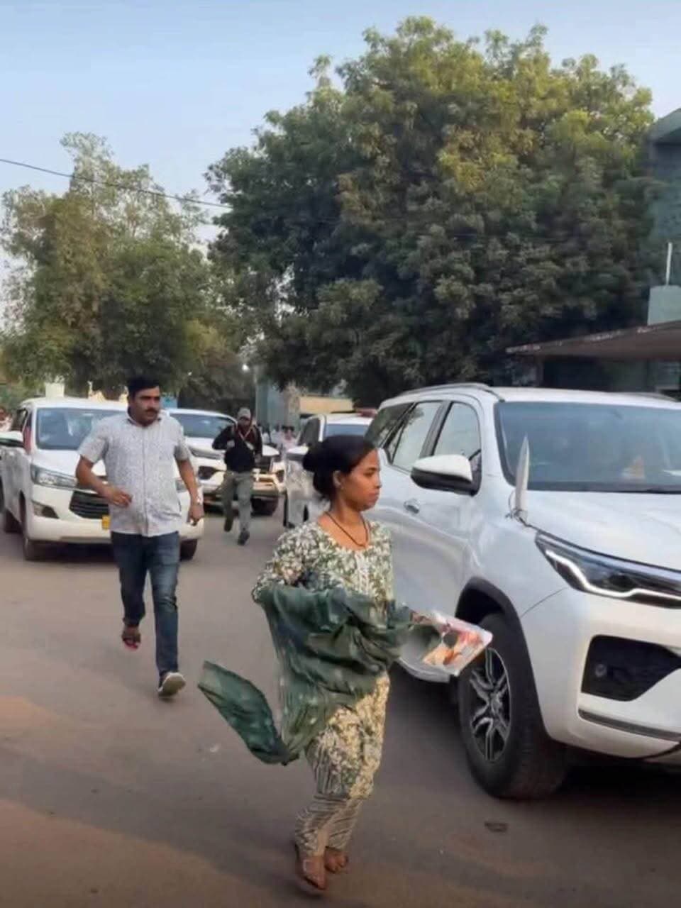 ट्रामासेंटर में सीएम डॉ मोहन यादव के कार्केड की गाड़ियों के सामने लेटी महिला, उसके परिवार का पीड़ित बच्चा शीतला माता मंदिर हादसे में घायल है और उनका आरोप हो कि अस्पताल प्रशासन पैसों से समान मंगा रहा है।
#gwalior