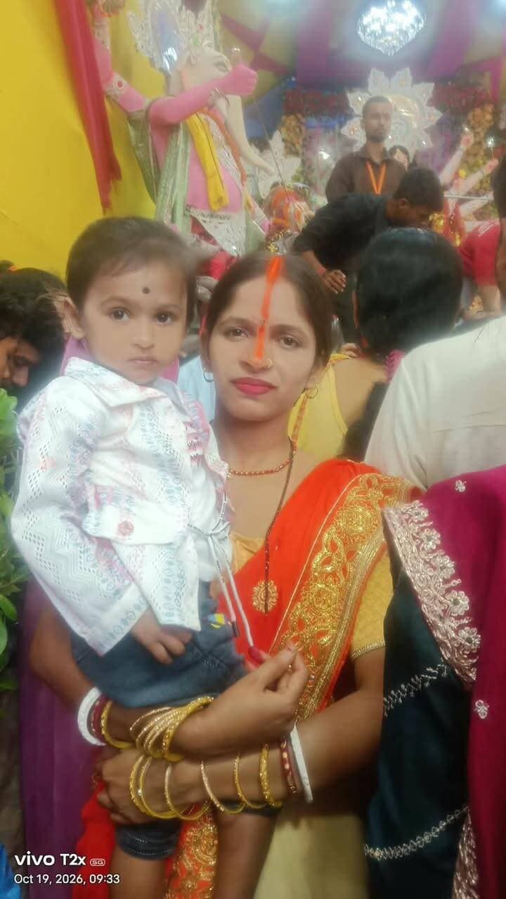 अरवल के दुर्गा पूजा पंडाल में महिला का मंगलसूत्र चोरी, श्रद्धालुओं की सुरक्षा पर उठे सवाल
अरवल, बिहार। अरवल नगर के सब्जी बाजार स्थित श्री श्री दुर्गा पूजा समिति, मगध नाट्य क्लब के दुर्गा पूजा पंडाल में चोरी की घटना सामने आई है। चिरैयाटांड़ निवासी अजीत कुमार सिंह की पत्नी ज्योति कुमारी पूजा-अर्चना करने पहुंची थीं। इसी दौरान उनके गले से लगभग 9,700 रुपये मूल्य का सोने का मंगलसूत्र काटकर चोरी कर लिया गया। घटना के बाद पीड़िता ने नगर थाना अरवल में आवेदन देकर शिकायत दर्ज कराई है।
धार्मिक आस्था और श्रद्धा के इस पावन अवसर पर पूजा पंडाल में इस तरह की घटना सामने आना बेहद चिंताजनक है। श्रद्धालु मां दुर्गा के दर्शन और पूजा-अर्चना के लिए विश्वास के साथ पहुंचते हैं, लेकिन भीड़ का फायदा उठाकर असामाजिक तत्व महिलाओं के गहने और जेवर चोरी करने जैसी घटनाओं को अंजाम दे रहे हैं।
इस घटना ने पूजा पंडालों में श्रद्धालुओं की सुरक्षा व्यवस्था पर सवाल खड़े कर दिए हैं। अब आवश्यकता है कि पुलिस प्रशासन भीड़भाड़ वाले पूजा स्थलों पर निगरानी बढ़ाए और ऐसी घटनाओं पर अंकुश लगाने के लिए आवश्यक कदम उठाए, ताकि श्रद्धालु भयमुक्त होकर मां दुर्गा की आराधना कर सकें। Public ki Awaz Arvind Yadav