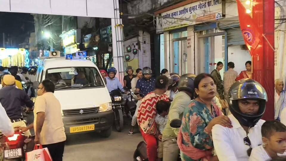 महानवमी पर चौक के आसपास लगा भीषण जाम, तिराहे पर फंसी एंबुलेंस; असहाय नजर आई पुलिस
Azamgadh
https://abckhabar.in/?p=9065