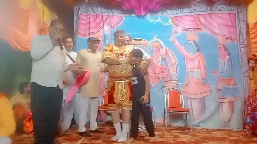 श्री आदर्श रामलीला कमेटी सनौली खुर्द द्वारा आयोजित रामलीला का शुभारंभ करने के लिए पहुंचे समाजसेवी राजू रावल बापौली कहा हमें श्री राम के दिखाएं मार्ग पर चलना चाहिए और अपने माता-पिता की सेवा करनी चाहिए जनता को संदेश दिया युवाओं से आह्वान किया कि नशे जैसी बीमारी से दूर रहे रामायण में हमारी संस्कृति छिपी हुई है इसलिए हमें अपने सभी ग को जरूर पढ़ना चाहिए और शिक्षा लेनी चाहिए