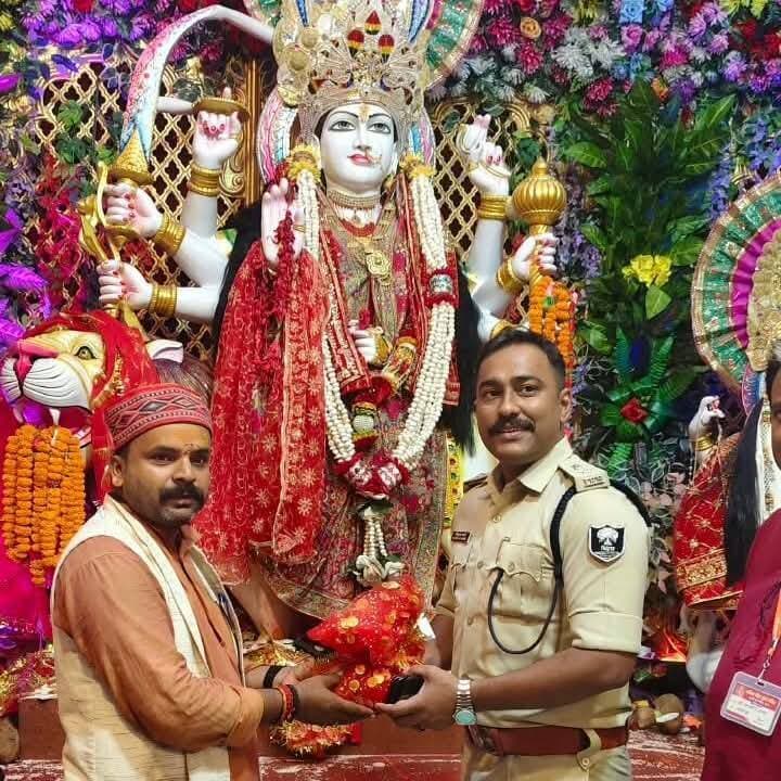 मुजफ्फरपुर में भाईचारे की मिसाल! दुर्गा पूजा समितियों ने मुस्लिम IPS मोहिबुल्लाह अंसारी को माता की चुनरी और तस्वीर भेंट कर किया सम्मानित
मुजफ्फरपुर में दुर्गा पूजा के पावन अवसर पर आपसी सौहार्द, सामाजिक एकता और भाईचारे की एक खूबसूरत तस्वीर सामने आई है। यहां दुर्गा पूजा समितियों ने सिटी एसपी मोहम्मद मोहिबुल्लाह अंसारी को अतिथि के रूप में आमंत्रित कर सम्मानित किया। समितियों ने उन्हें माता की चुनरी और माता की तस्वीर भेंट कर अपना आदर और सम्मान प्रकट किया।
यह सम्मान केवल एक अधिकारी के प्रति आदर का प्रतीक नहीं, बल्कि समाज में आपसी विश्वास और सद्भाव का संदेश भी देता है।
आखिर पूजा समितियों ने सिटी एसपी मोहम्मद मोहिबुल्लाह अंसारी को विशेष रूप से आमंत्रित कर सम्मानित क्यों किया?
दरअसल, उपलब्ध जानकारी के अनुसार, आम लोगों के साथ पुलिस के जुड़ाव और उनकी कार्यशैली को देखते हुए समितियों ने उन्हें सम्मानित करने की पहल की।
धर्म और आस्था के तरीके भले अलग-अलग हों, लेकिन सम्मान, इंसानियत और भाईचारा समाज को एक सूत्र में बांधते हैं। मुजफ्फरपुर की यह पहल इसी भावना को दर्शाती है।
दुर्गा पूजा जैसे पर्व केवल धार्मिक आस्था का केंद्र नहीं, बल्कि सामाजिक एकता और आपसी सद्भाव को मजबूत करने का अवसर भी होते हैं।
सिटी एसपी को सम्मानित करने की यह पहल पुलिस और जनता के बीच बेहतर तालमेल तथा विश्वास का संदेश देती है। मुजफ्फरपुर की इस तस्वीर में त्योहार की खुशियों के साथ मिल-जुलकर रहने की भावना भी नजर आती है।
#Muzaffarpur #MohibullahAnsari #DurgaPuja #आपसीसौहार्द #भाईचारेकीमिसाल