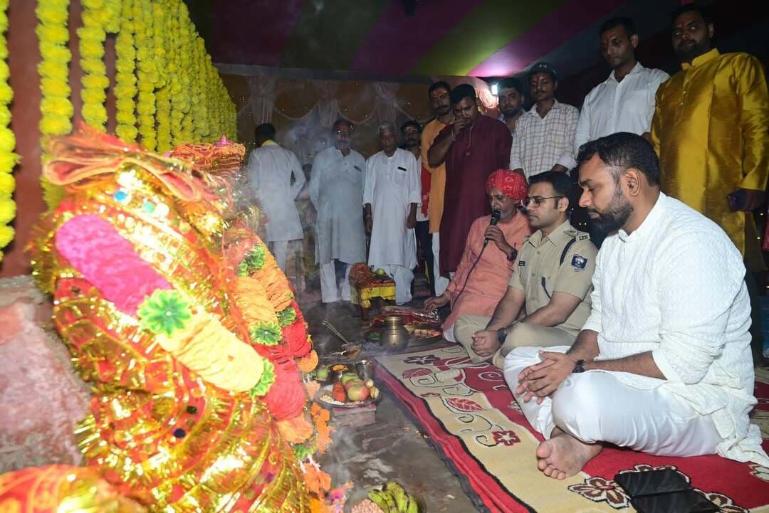 जिलाधिकारी और पुलिस अधीक्षक के द्वारा शहर के विभिन्न पूजा पंडालों का भ्रमण किया गया।इस दौरान विधि व्यवस्था सहित क्राउड मैनेजमेंट का स्थलीय जायजा लिया गया।
जिलाधिकारी और पुलिस अधीक्षक ने मां दुर्गा के स्थापित प्रतिमा की पूजा अर्चना की एवं संपूर्ण जिलावासियों की सुख समृद्धि की कामना की गई। इस अवसर पर जिलाधिकारी एवं पुलिस अधीक्षक ने कहा कि पूर्वी चंपारण जिला लगातार विकास के पथ पर अग्रसर है और जिला प्रशासन इसे और गति प्रदान करने के कृतसंकल्पित है। अधिकारी द्वय द्वारा नवरात्रि के शुभ अवसर पर संपूर्ण जिला वासियों को पुनः शुभकामनायें दी गई।
चन्दमाड़ी पूजा समिति की तरफ से प्रसाद स्वरूप श्रद्धालु भक्तों को खिचड़ी वितरण के कार्यक्रम में जिलाधिकारी एवं पुलिस अधीक्षक ने भी शिरकत की और सहयोग प्रदान किया।
Information & Public Relations Department, Government of Bihar Motihari Police