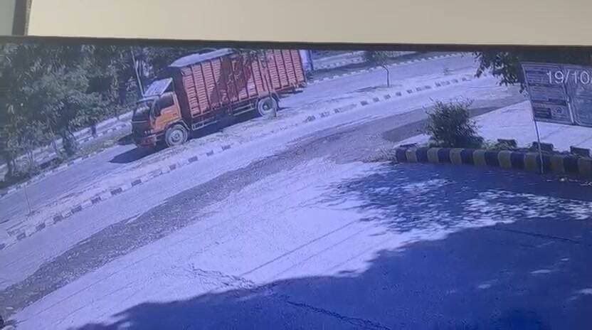 सिडकुल में ट्रक की टक्कर से बाइक सवार युवक की मौत, चालक फरार, फुटेज आया सामने!!
हरिद्वार के सिडकुल थाना क्षेत्र में सोमवार दोपहर दर्दनाक सड़क हादसे में बाइक सवार युवक की मौके पर ही मौत हो गई। डेंसो चौक के पास एक ट्रक की टक्कर से युवक की जान चली गई। हादसे के बाद ट्रक चालक मौके से फरार हो गया। घटना का सीसीटीवी फुटेज सामने आने के बाद सड़क पर खड़े ट्रक की भूमिका और लापरवाही को लेकर भी सवाल उठ रहे हैं।
वहीं मृतक की पहचान 23 वर्षीय वासु निवासी बिजनौर, उत्तर प्रदेश के रूप में हुई है।
जानकारी के मुताबिक वासु सिडकुल क्षेत्र में डेंसो चौक के पास एक ढाबे पर काम करता था। सोमवार दोपहर वह ढाबे से एक फैक्ट्री में खाना पहुंचाने के लिए बाइक से जा रहा था। इसी दौरान ट्रक की टक्कर लगने से उसकी मौके पर ही मौत हो गई। हादसे के बाद ट्रक चालक मौके से फरार हो गया। पुलिस ने दुर्घटना में शामिल ट्रक को कब्जे में ले लिया है। वहीं हादसे से जुड़ा एक सीसीटीवी फुटेज भी सामने आया है। सीसीटीवी में साफ दिखाई दे रहा है कि बिल्कुल क्षेत्र में पहले ट्रक आकर रूकता है और उसके बराबर से दूसरा ट्रक गुजर रहा होता है। इतने में बाइक सवार युवक ट्रक को और टेक करने की कोशिश करता है लेकिन दोनों ट्रैकों के बीच में वह गुजर रहे ट्रक से टकरा जाता है।