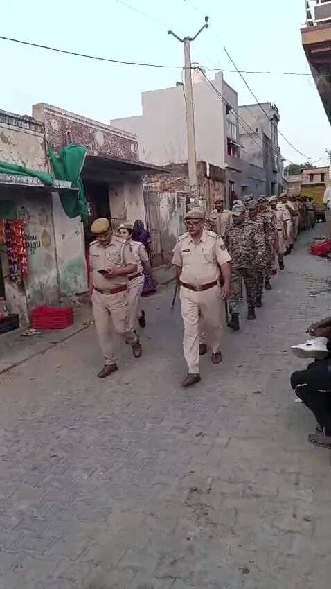 झुंझुनू: झुंझुनूं के पिलानी में पंचायतीराज चुनाव को लेकर पुलिस का फ्लैग मार्च