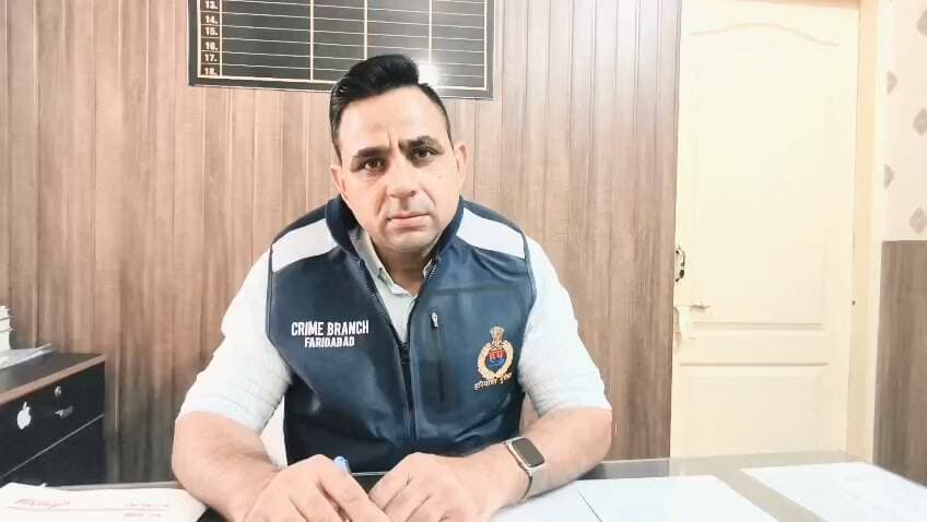 डबुआ थाना क्षेत्र के अंतर्गत व्यक्ति पर डंडो व रॉड से हमला करने के मामले में 5 आरोपी गिरफ्तार, क्राईम ब्रांच NIT की कार्रवाई,
फरीदाबाद- फरीदाबाद पुलिस द्वारा साइबर अपराधियों पर लगातार कार्रवाई की जा रही है, जिस पर डबुआ थाना क्षेत्र के अंतर्गत व्यक्ति पर डंडो व रॉड से हमला करने के मामले कार्रवाई करते हुये क्राईम ब्रांच NIT की टीम ने 5 आरोपितों को गिरफ्तार किया है। जिनकी पहचान विकास उर्फ मून्ना भाटी, सौरव भाटी व अजय वासी ड़बुआ कालोनी फरीदाबाद, विकाश निवासी गांव रिठोज गुरुग्राम, सलमान वासी सेक्टर 45 फरीदाबाद के रुप में हुई है।
पुलिस प्रवक्ता अनुसार गाजीपुर रोड डबुआ फरीदाबाद वासी एक व्यक्ति ने थाना डबुआ में दी अपनी शिकायत में बताया कि 13 अक्टूबर की रात को 10:30 बजे वह परचून की दुकान पर दुध लेने जा रहा था तभी 10/15 व्यक्तियों ने उस पर डंडो व रोड से हमला कर दिया जिसमें वह घायल हो गया। जिस संबंध में थाना डबुआ में संबंधित धाराओं में मामला दर्ज किया गया।
पूछताछ में सामने आया कि शिकायतकर्ता सागर, आरोपित विकास उर्फ मुन्ना व सौरव भाटी की आपस में पुरानी रंजिस चली आ रही है। जिसके चलते आरोपितों ने 13 अक्टूबर को शिकायतकर्ता पर डंडो व रॉड से हमला कर दिया। विकास, अजय व सलमान से डंडा बरामद किया गया है। सभी को माननीय न्यायलय में पेश कर सौरव व विकास उर्फ मुन्ना को 5 दिन पुलिस रिमांड व अन्य को जेल भेजा गया है।
Faridabad Police Department