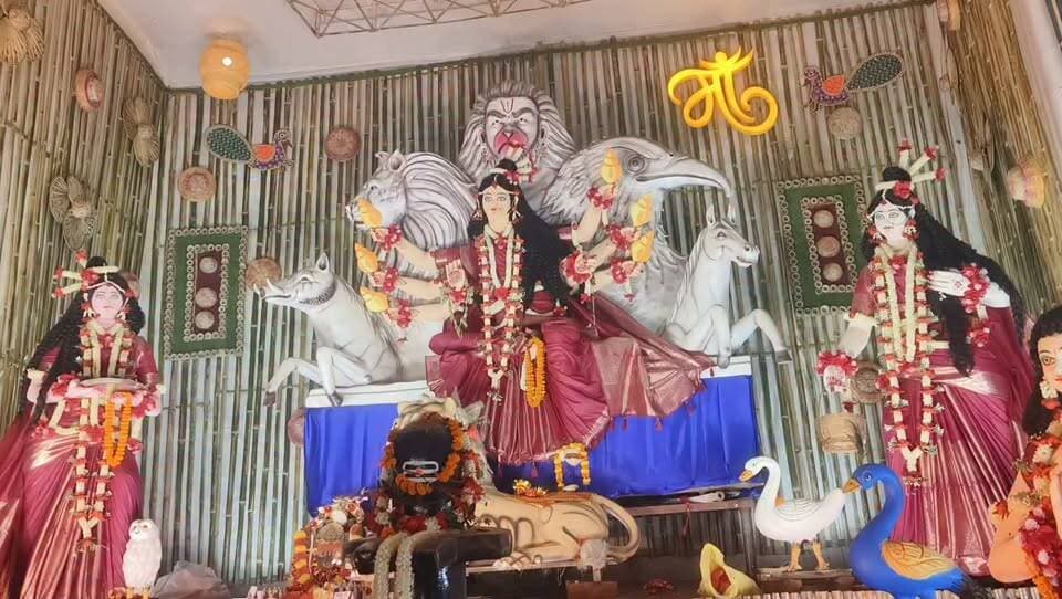 नवादा चौक पर बास की लकड़ियों से बनाया गया पांडाल मां द्वारा के आकर्षक रूप को देखने के लिए