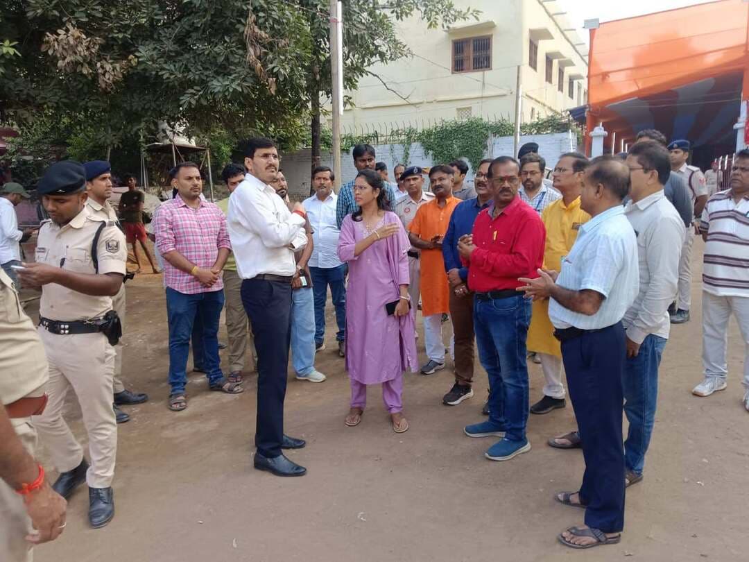 रमना मैदान में आयोजित होने वाले रावण दहन कार्यक्रम को लेकर जिलाधिकारी एवं पुलिस अधीक्षक ने किया स्थल निरीक्षण, संबंधित पदाधिकारियों को दिए आवश्यक निदेश
आज जिलाधिकारी, भोजपुर श्री मनेश कुमार मीणा एवं पुलिस अधीक्षक, भोजपुर श्री अवधेश दीक्षित द्वारा आरा स्थित रमना मैदान में आयोजित होने वाले रावण दहन कार्यक्रम के मद्देनजर स्थल निरीक्षण किया गया।
निरीक्षण के दौरान कार्यक्रम के सफल, शांतिपूर्ण एवं सुरक्षित आयोजन हेतु विधि-व्यवस्था संधारण, सुरक्षा व्यवस्था, भीड़ नियंत्रण, बैरिकेडिंग, यातायात प्रबंधन, अग्निशमन व्यवस्था तथा साफ-सफाई सहित अन्य आवश्यक व्यवस्थाओं का जायजा लिया गया।
निरीक्षण के क्रम में जिलाधिकारी एवं पुलिस अधीक्षक द्वारा संबंधित पदाधिकारियों को निदेश दिया गया कि कार्यक्रम स्थल पर बैरिकेडिंग, सुरक्षा व्यवस्था, भीड़ नियंत्रण, यातायात प्रबंधन, अग्निशमन व्यवस्था, साफ-सफाई एवं अन्य सभी आवश्यक तैयारियाँ ससमय पूर्ण कर ली जाएँ। कार्यक्रम में संभावित भीड़ को देखते हुए पर्याप्त संख्या में दंडाधिकारियों एवं पुलिस बल की प्रतिनियुक्ति, प्रवेश एवं निकास द्वारों पर सुव्यवस्थित व्यवस्था तथा यातायात के सुचारु संचालन को सुनिश्चित करने का निदेश दिया गया। साथ ही, सभी संबंधित पदाधिकारियों को आपसी समन्वय स्थापित करते हुए विशेष सतर्कता बरतने तथा आमजनों की सुरक्षा एवं सुविधा को सर्वोच्च प्राथमिकता देते हुए कार्यक्रम का शांतिपूर्ण एवं सुरक्षित आयोजन सुनिश्चित करने का निदेश दिया गया।