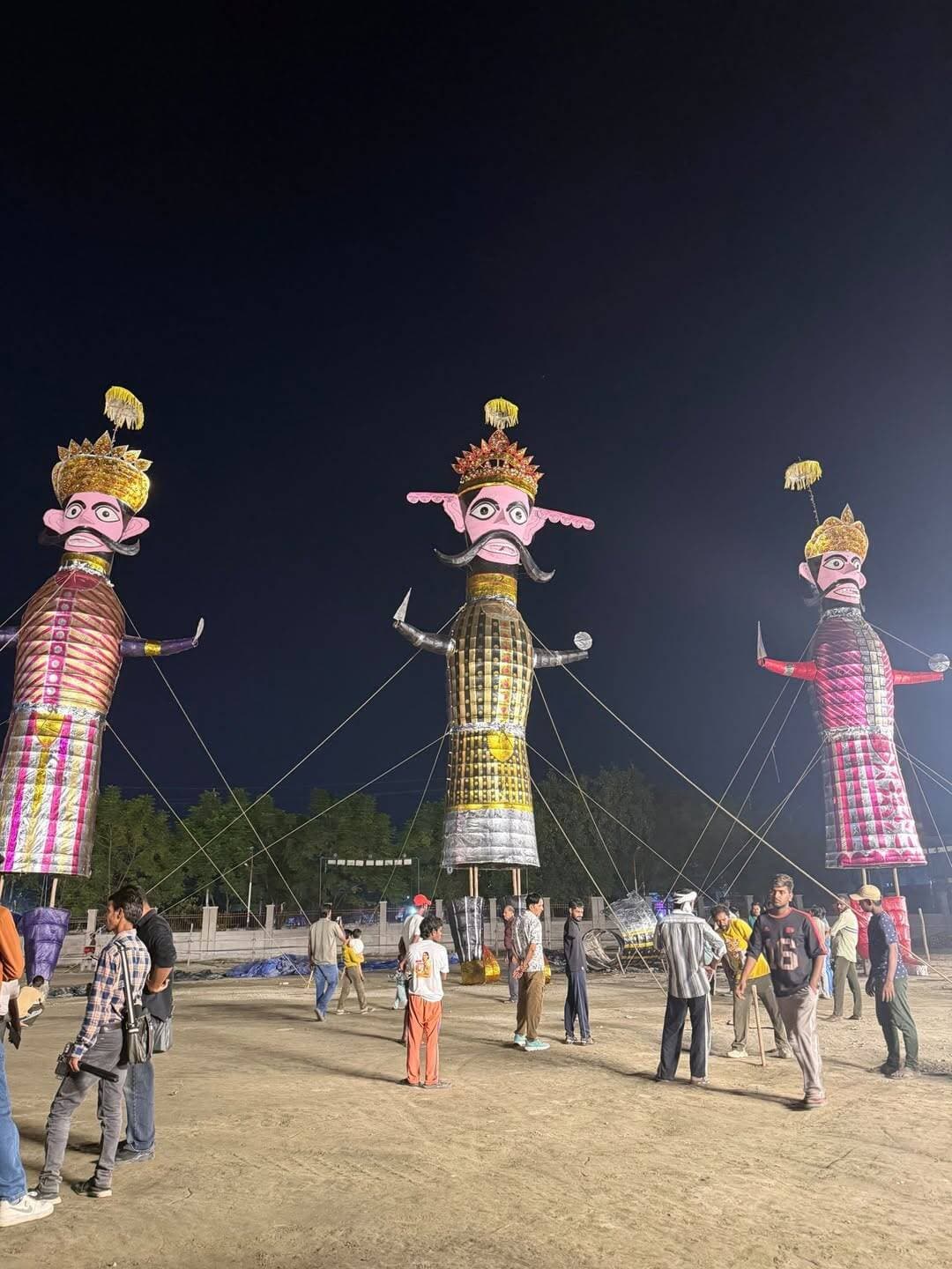 रुद्रपुर के गाँधी पार्क में तैयार हुए रावण, मेघनाथ और कुम्भकरण के पुतले